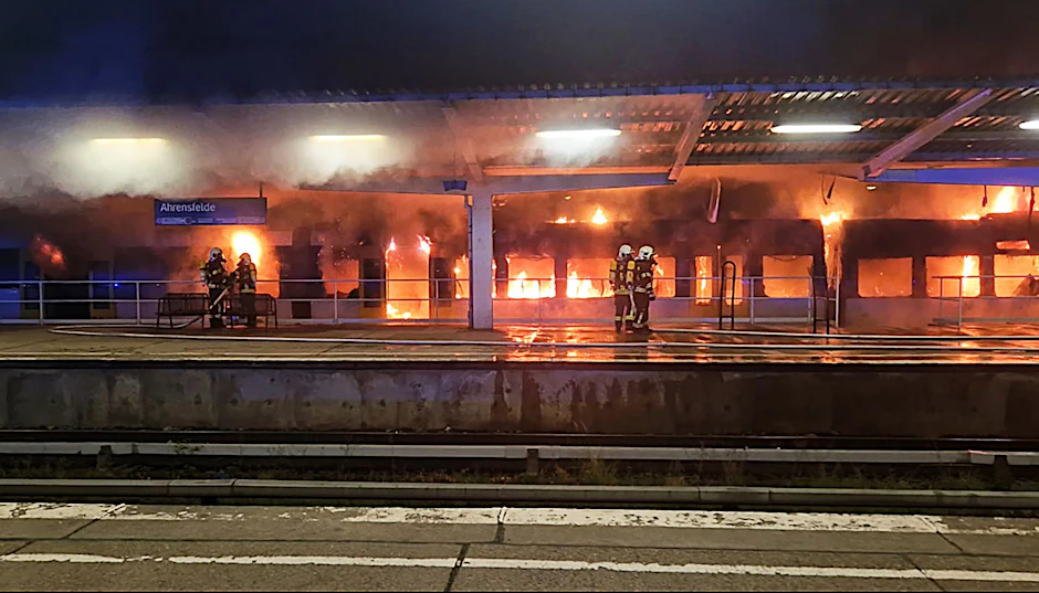 Einsatzkräfte der Feuerwehr löschen den Brand eines Zuges im S-Bahnhof Ahrensfelde.&nbsp;