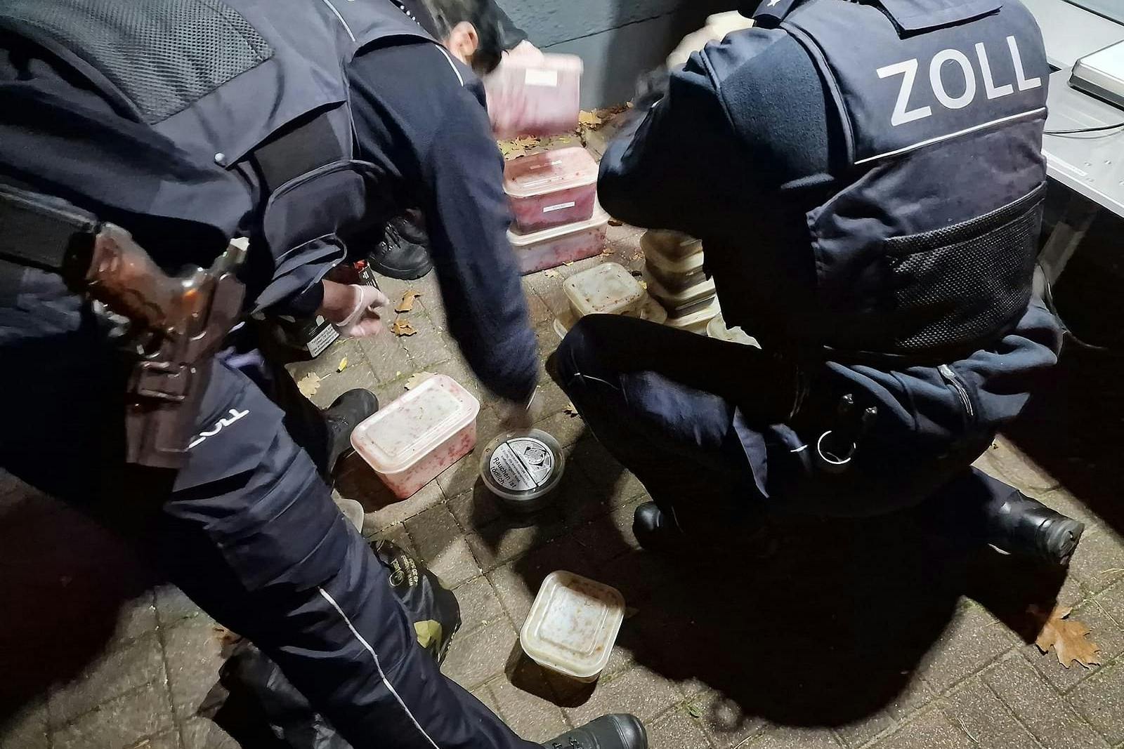 Beamte des Zoll bei der Kontrolle in Berlin-Neukölln.