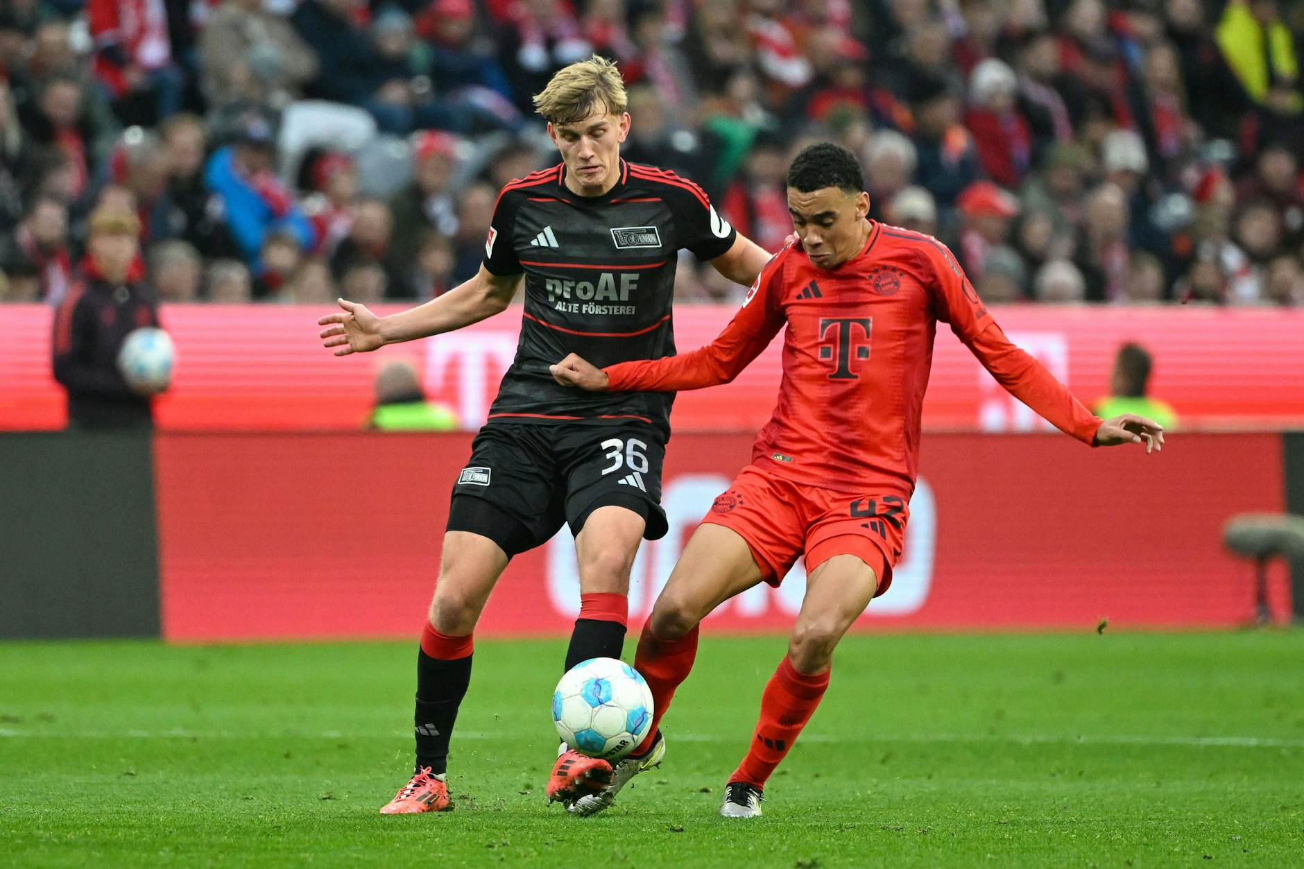 Aljoscha Kemlein (l.) und seine Union-Teamkollegen waren im Spiel bei den Bayern (hier: Jamal Musiala) fast immer einen Schritt zu spät.