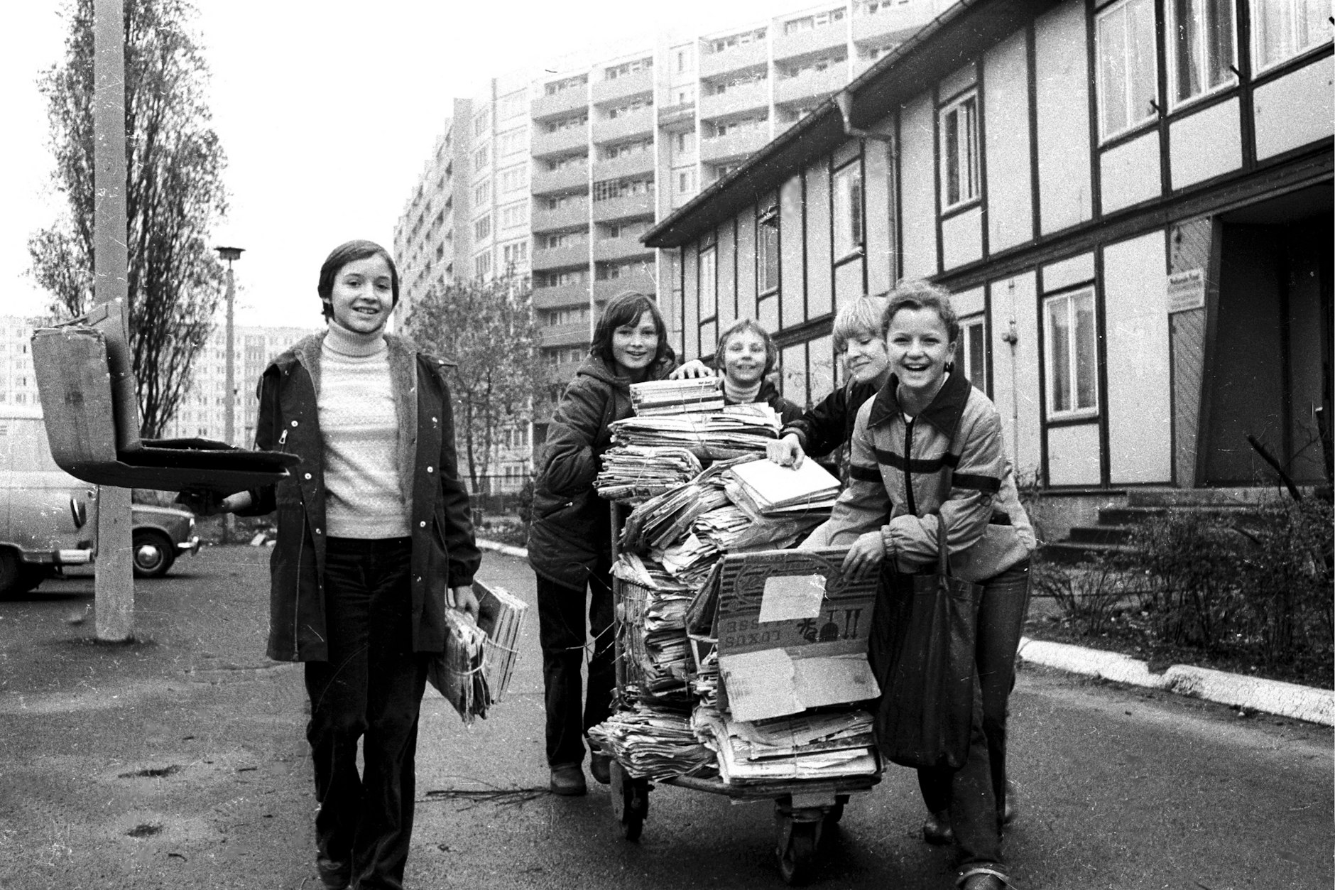 Kinder sammeln in einem Wohngebiet in der Frankfurter Allee in Berlin Altstoffe. Auch wir waren regelmäßig so unterwegs und empfanden den Dienst an der Gesellschaft als sinnvoll. 