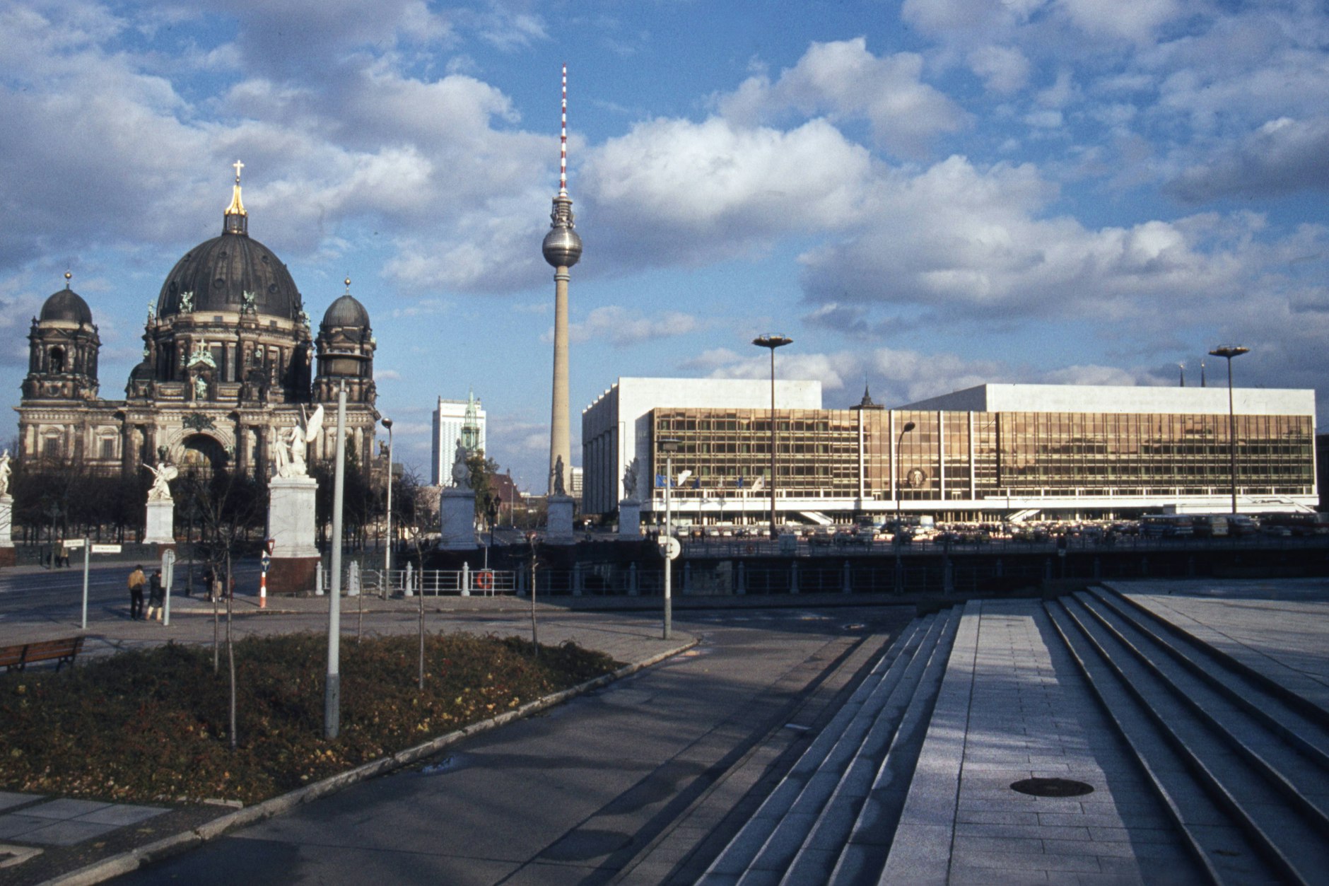 Ostberlin, Palast der Republik. In den Restaurants im Palast der Republik ging man gerne zu Feiertagen essen. 