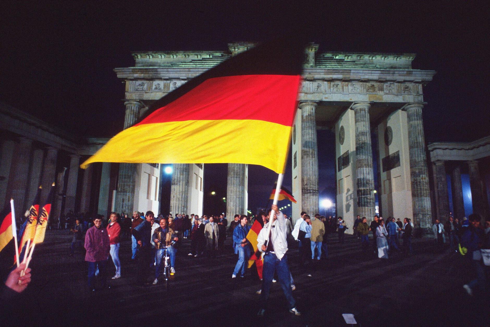 Wiedervereinigung, Fest der Einheit am 2./ 3.10.1990, Feiernde am Brandenburger Tor in Berlin, Deutschland, Europa.(Archiv)