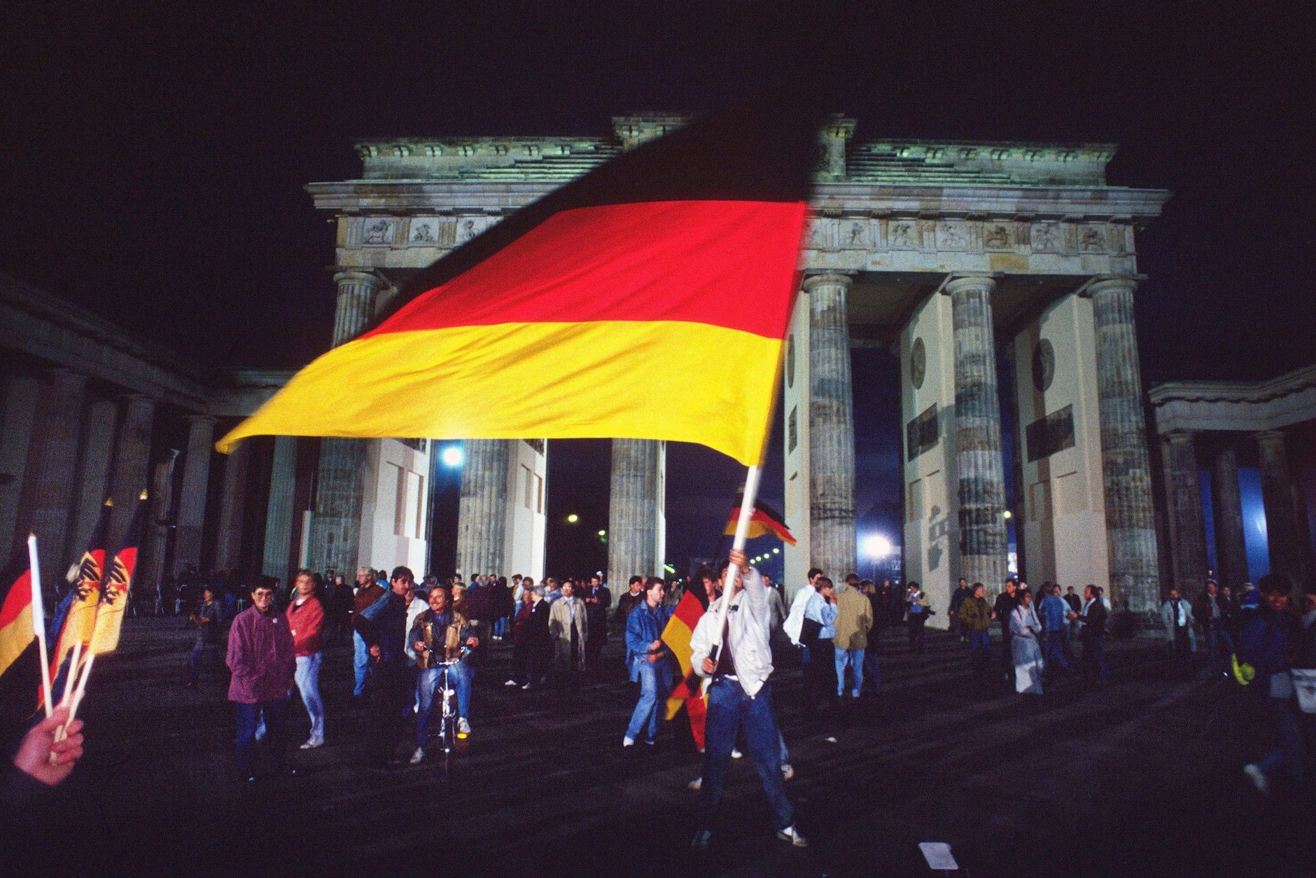 Wiedervereinigung, Fest der Einheit am 2./ 3.10.1990, Feiernde am Brandenburger Tor in Berlin, Deutschland, Europa.(Archiv)