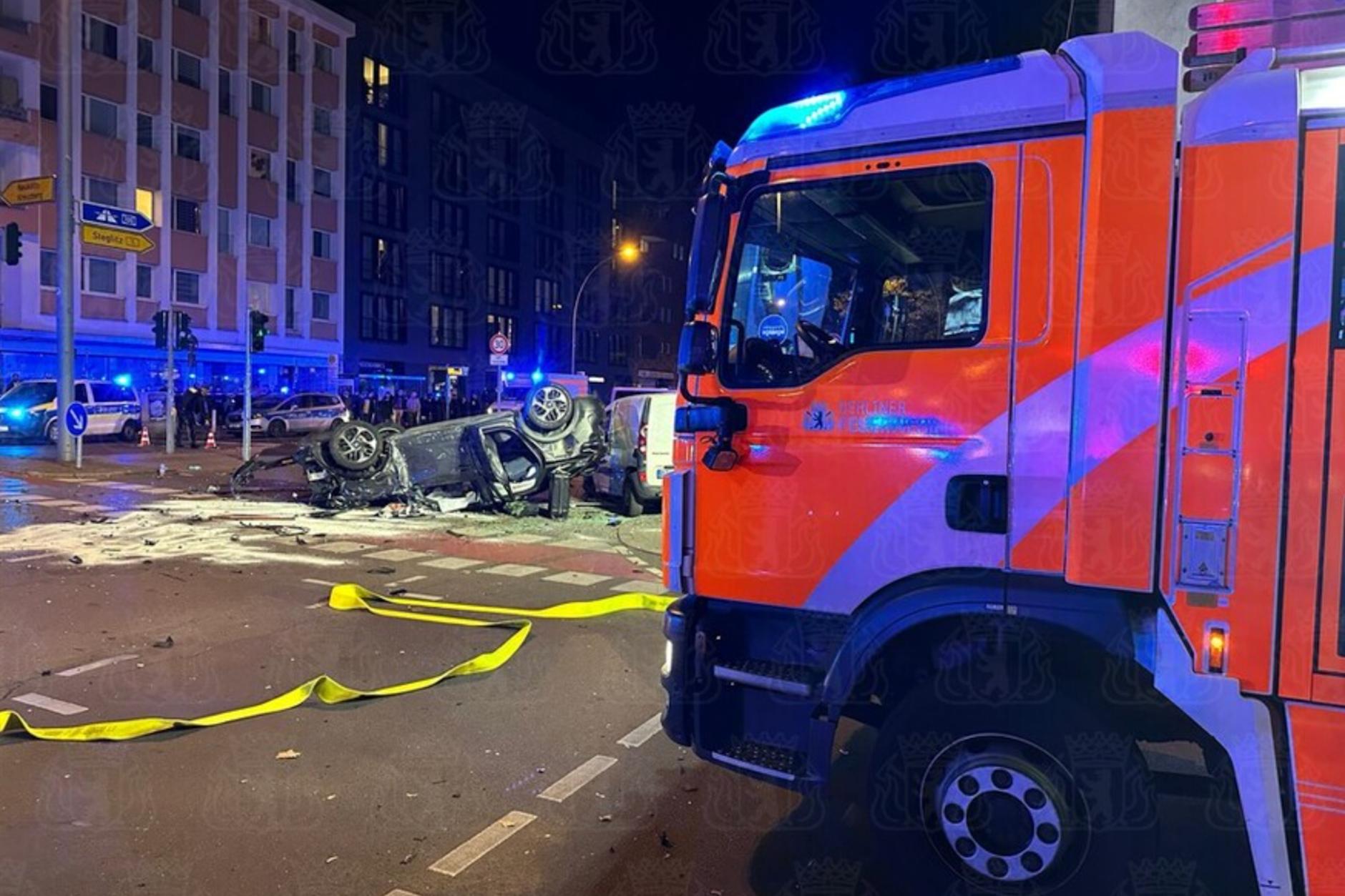 Auf der Kreuzung Pallasstr./ Potsdamer Str. ereignete sich ein Verkehrsunfall mit vier Pkw. Eines der Autos blieb dabei auf dem Dach liegen.