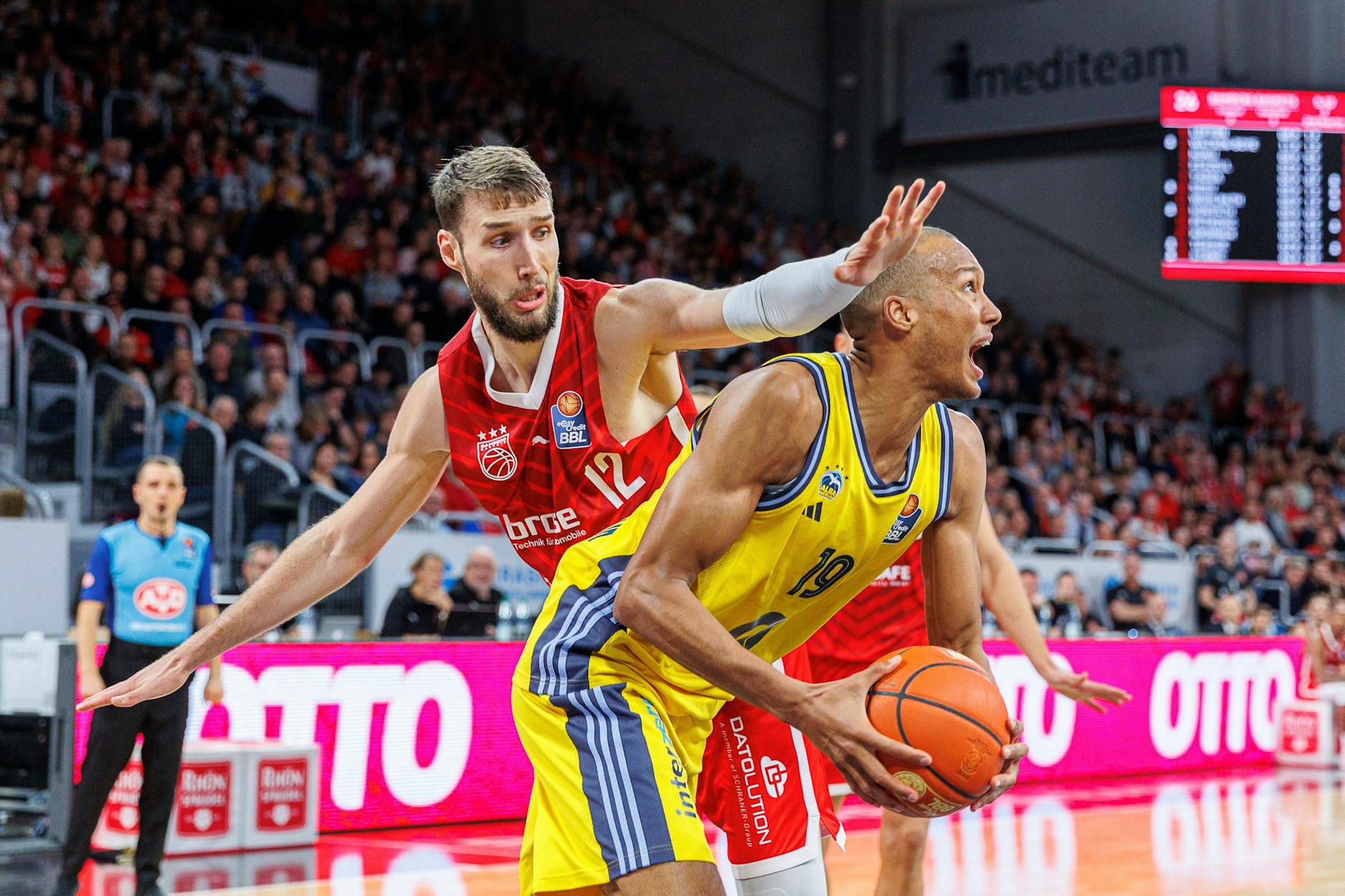 Bei seiner Rückkehr an die frühere Wirkungsstätte in Bamberg erzielte Louis Olinde (r.) 15 Punkte für Alba Berlin.