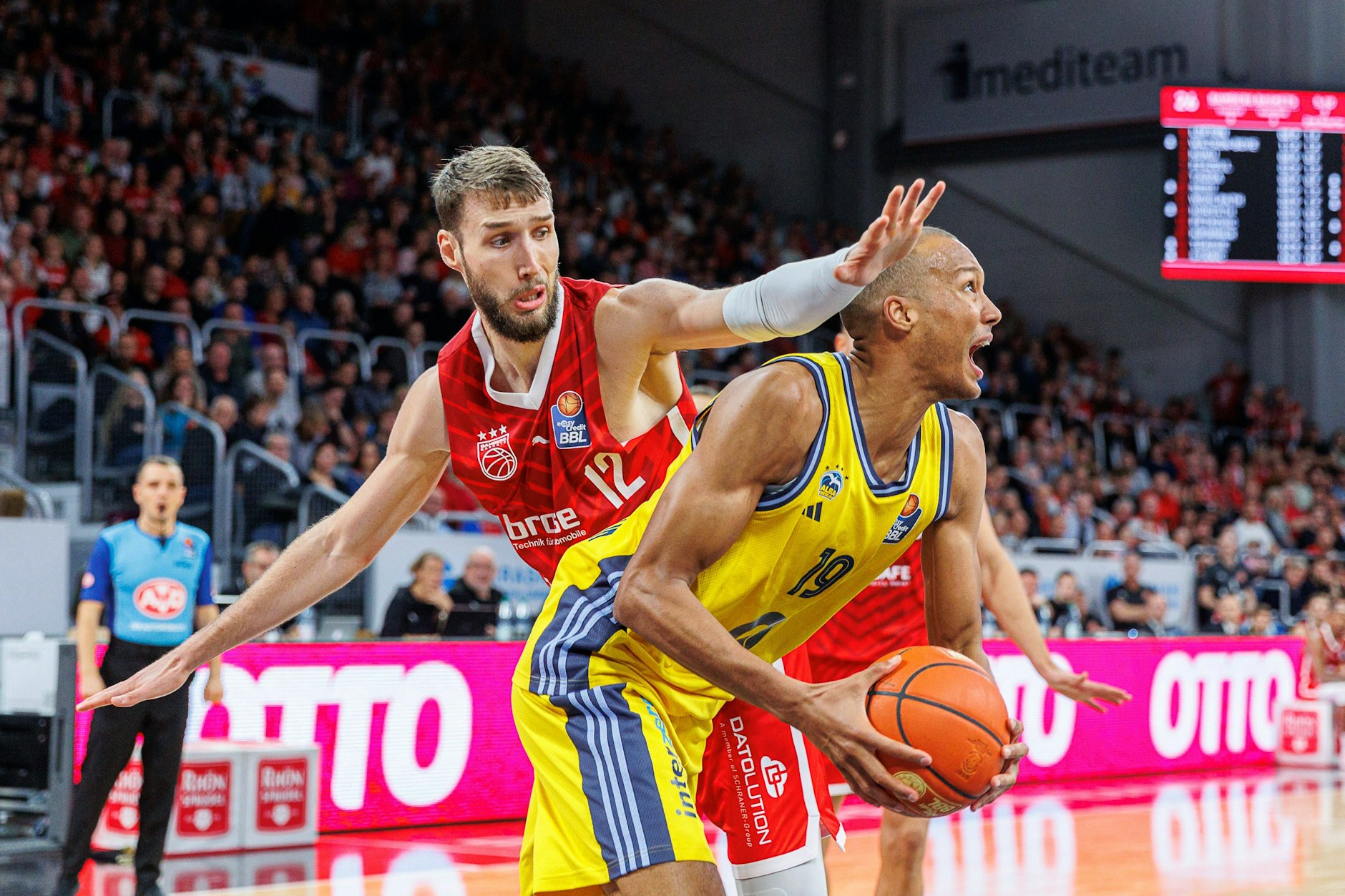 Bei seiner Rückkehr an die frühere Wirkungsstätte in Bamberg erzielte Louis Olinde (r.) 15 Punkte für Alba Berlin.
