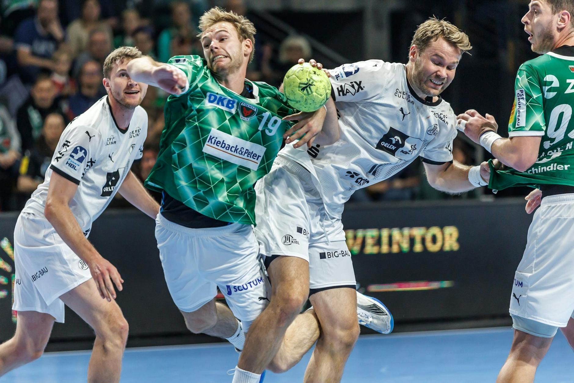 Top-Handballer Mathias Gidsel von den Füchsen Berlin setzt sich gegen Petter Overby von THW Kiel durch.