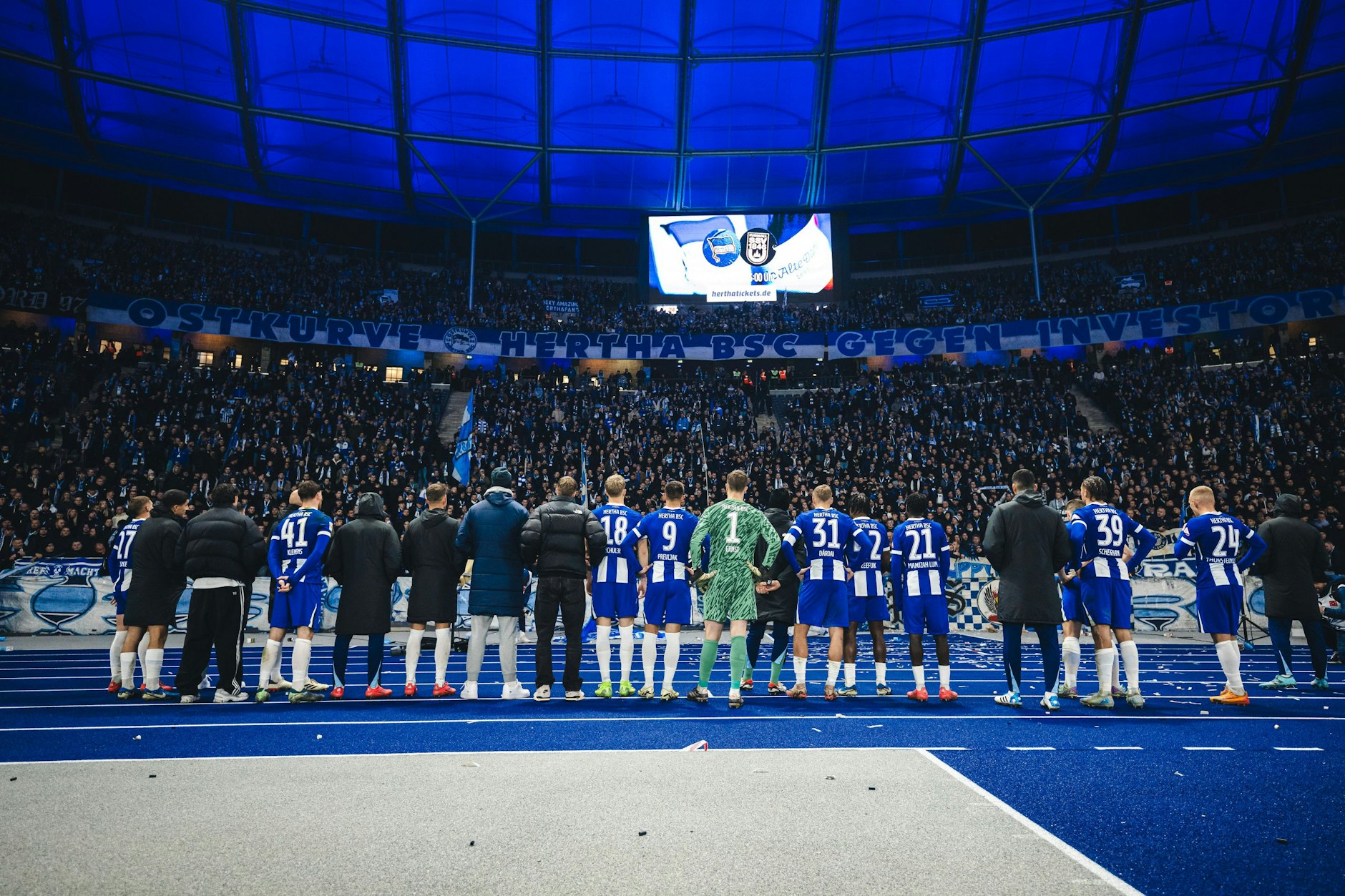Herthas Spieler nach der vierten Heimpleite der Saison vor der Ostkurve. Die Fans stehen trotz schwacher Spiele im Olympiastadion zu ihrem Team.