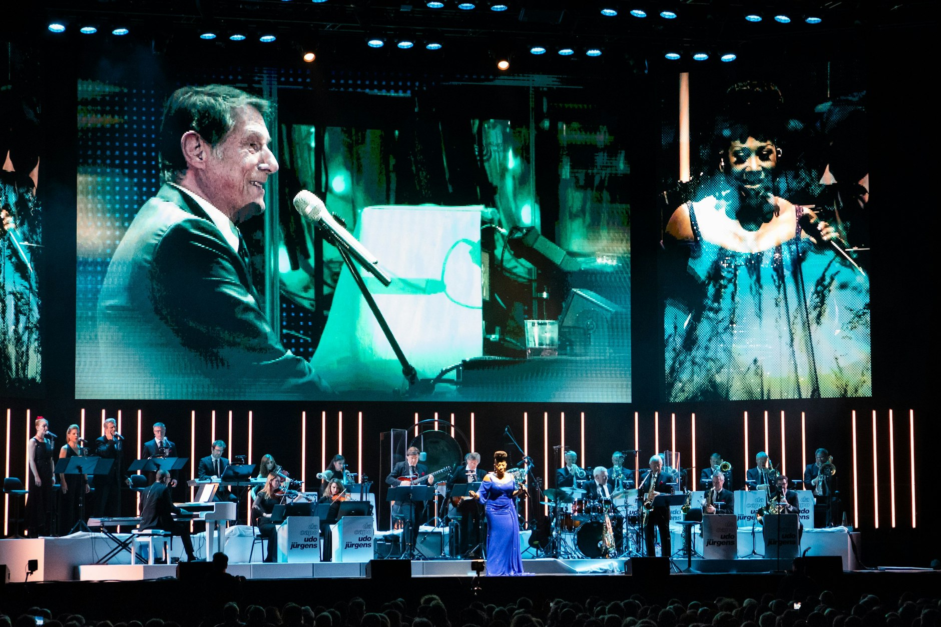 Udo Jürgens singt nur von der Leinwand in der Show „Da capo Udo Jürgens“. Das Orchester Pepe Lienhard, das ihn jahrzehntelang begleitete, spielt in der Uber-Arena.