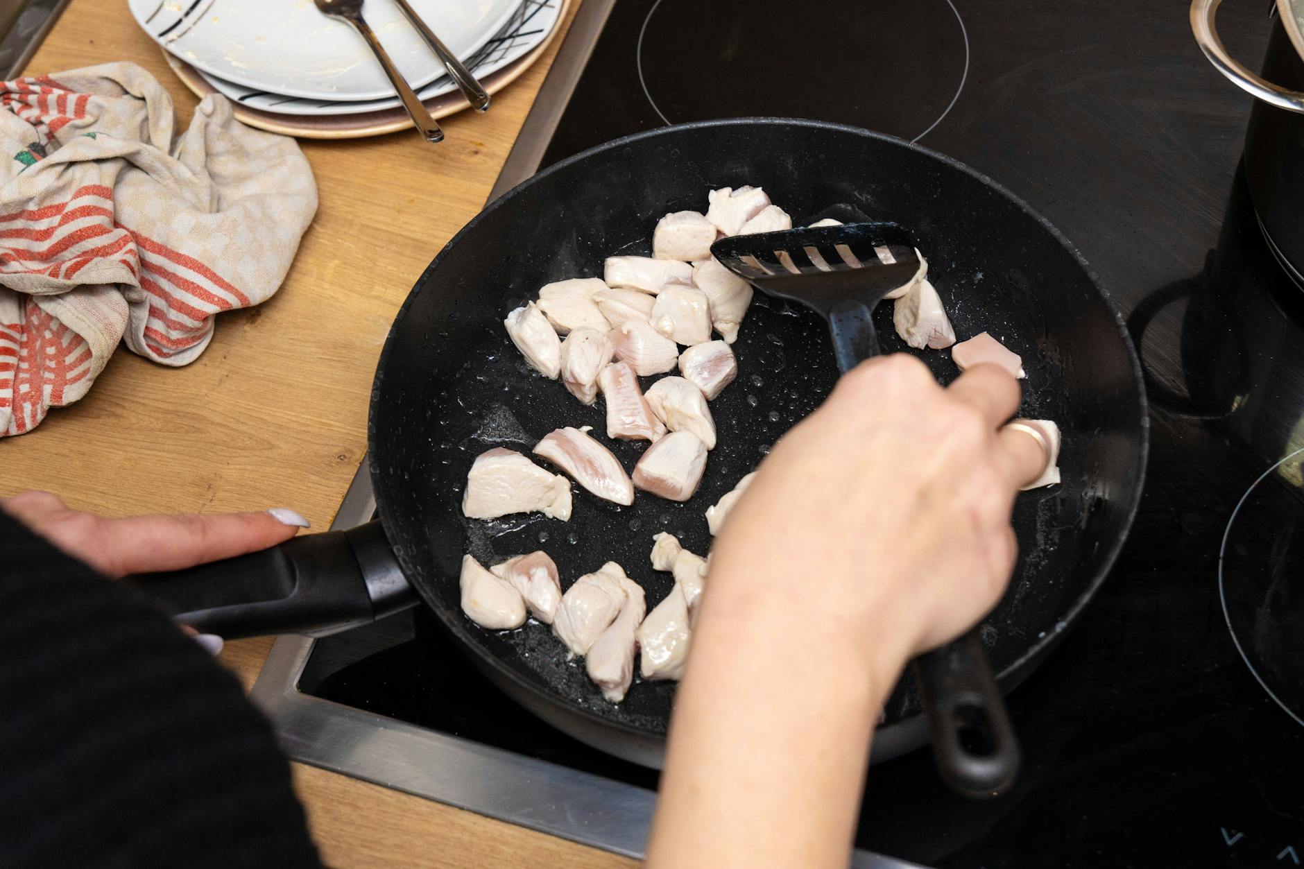 Geduld ist beim Braten gefragt: Fleisch sollte man nicht zu schnell und häufig wenden, sonst entwickeln sich keine leckeren Röstaromen.