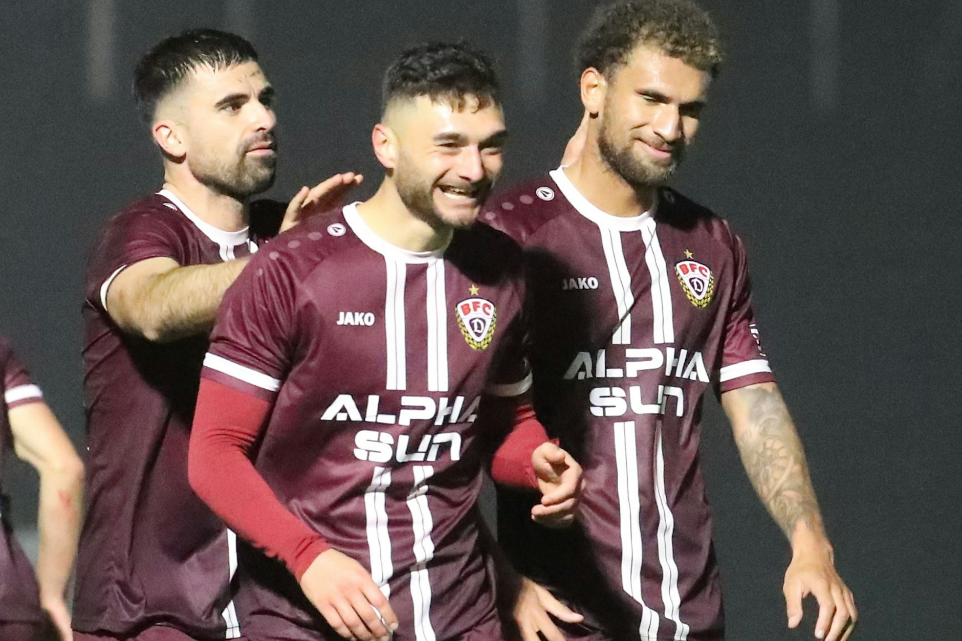 Kristijan Makovec ist vor lauter Glück fast außer sich, David Haider (l.) und Kevin Lankford (r.) freuen sich mit ihm über sein erstes Tor für Dynamo.