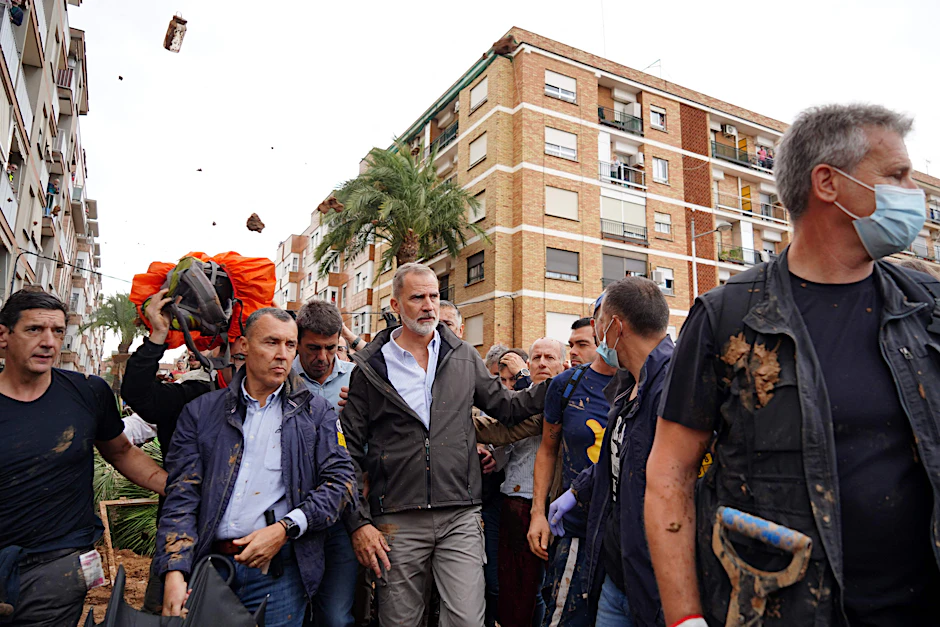 König Felipe VI. von Spanien (C) wurde bei seinem Besuch in Paiporta von wütenden Anwohnern mit Schlamm und Gegenständen beworfen.