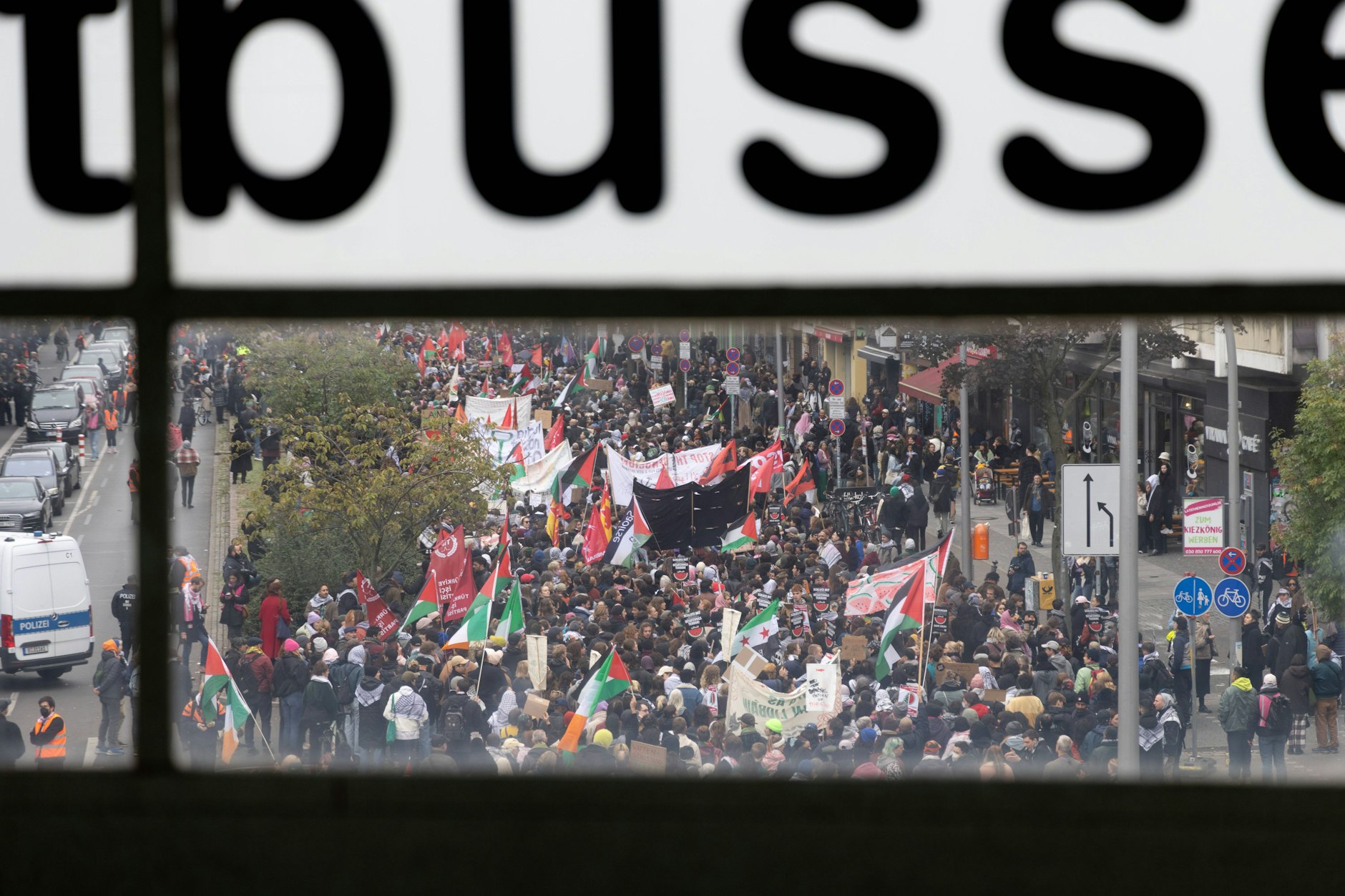 Pro-Palästinensische Demonstranten protestieren am Kottbusser Tor in Berlin-Kreuzberg (Archivbild).