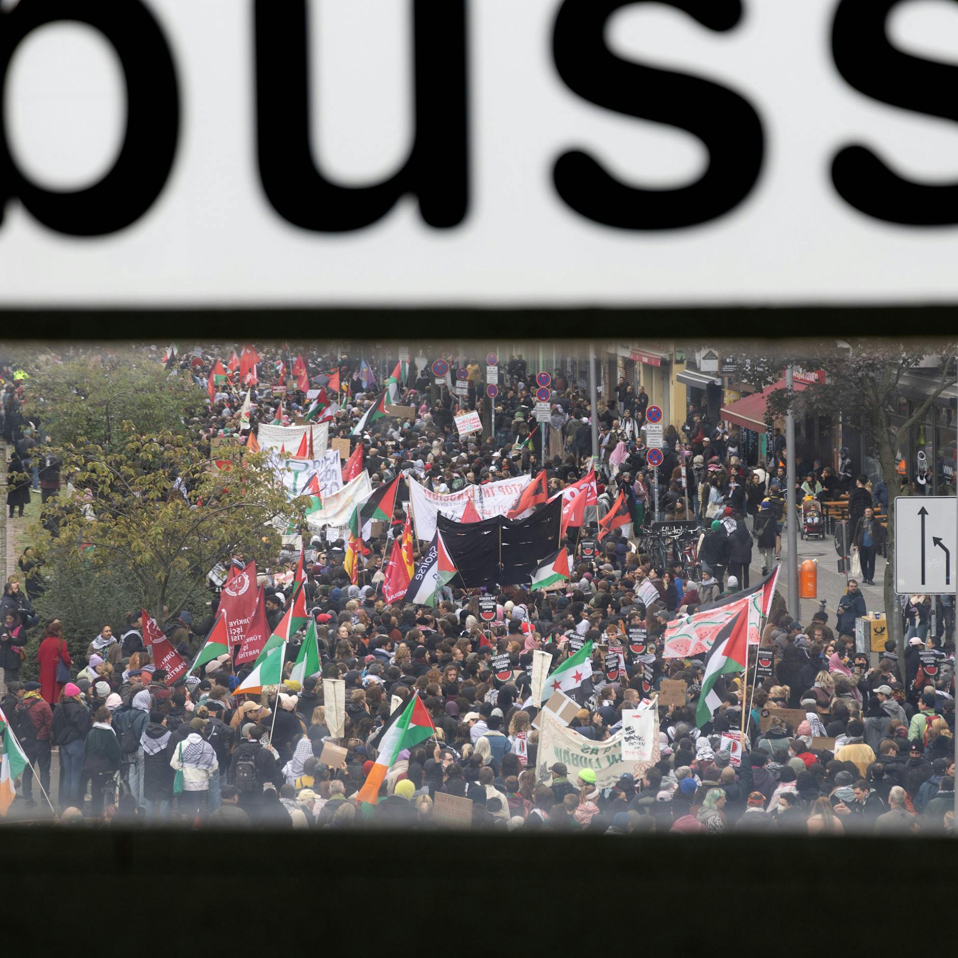Schock-Bilanz: Demonstranten wollten Waffen der Polizei klauen!