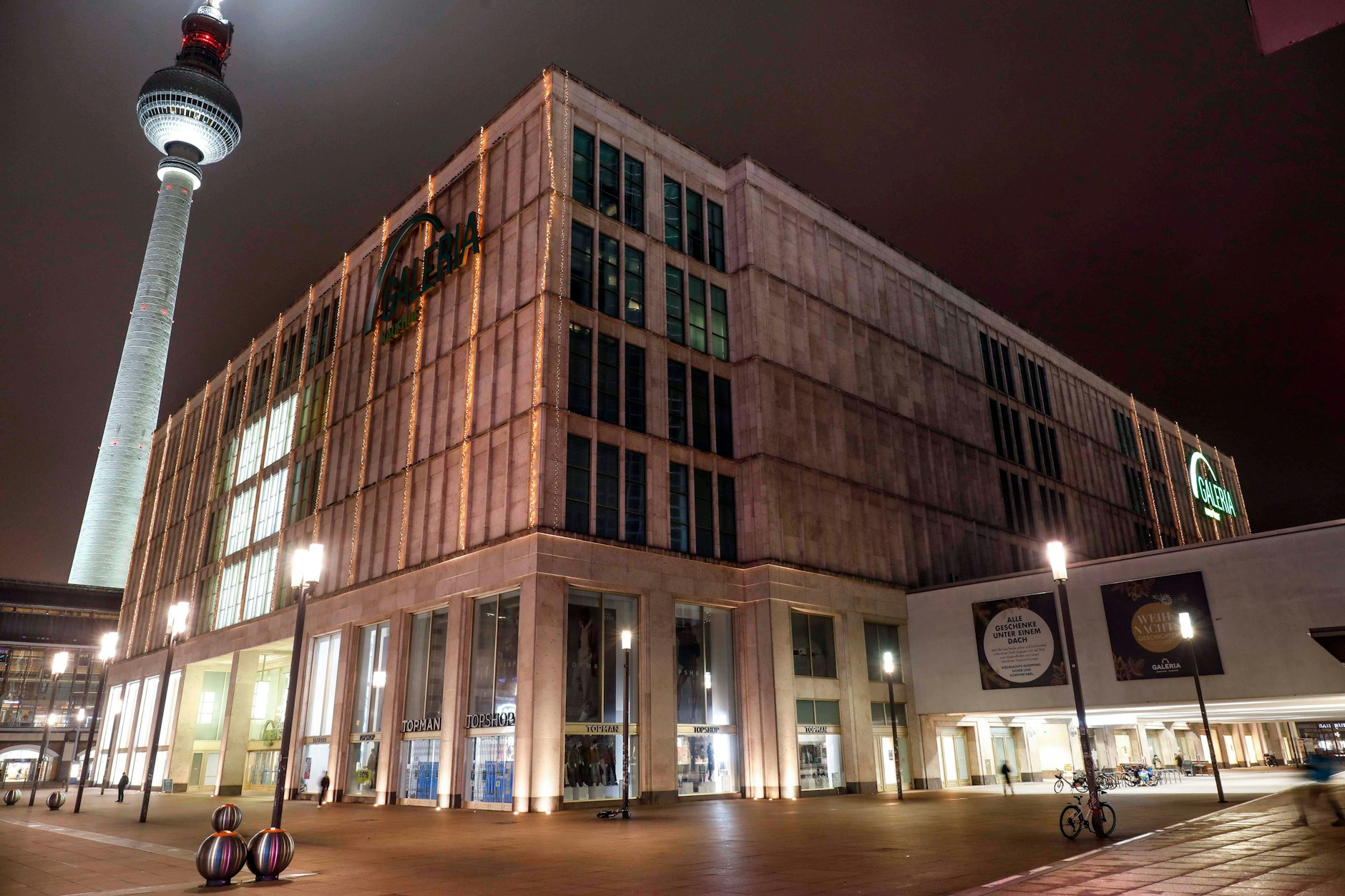 Das Galeria-Kaufhaus am Berliner Alexanderplatz: Laut Entwürfen soll die künftige Filiale nur in dem Eckgebäude residieren, aber nur über die ersten Etagen.