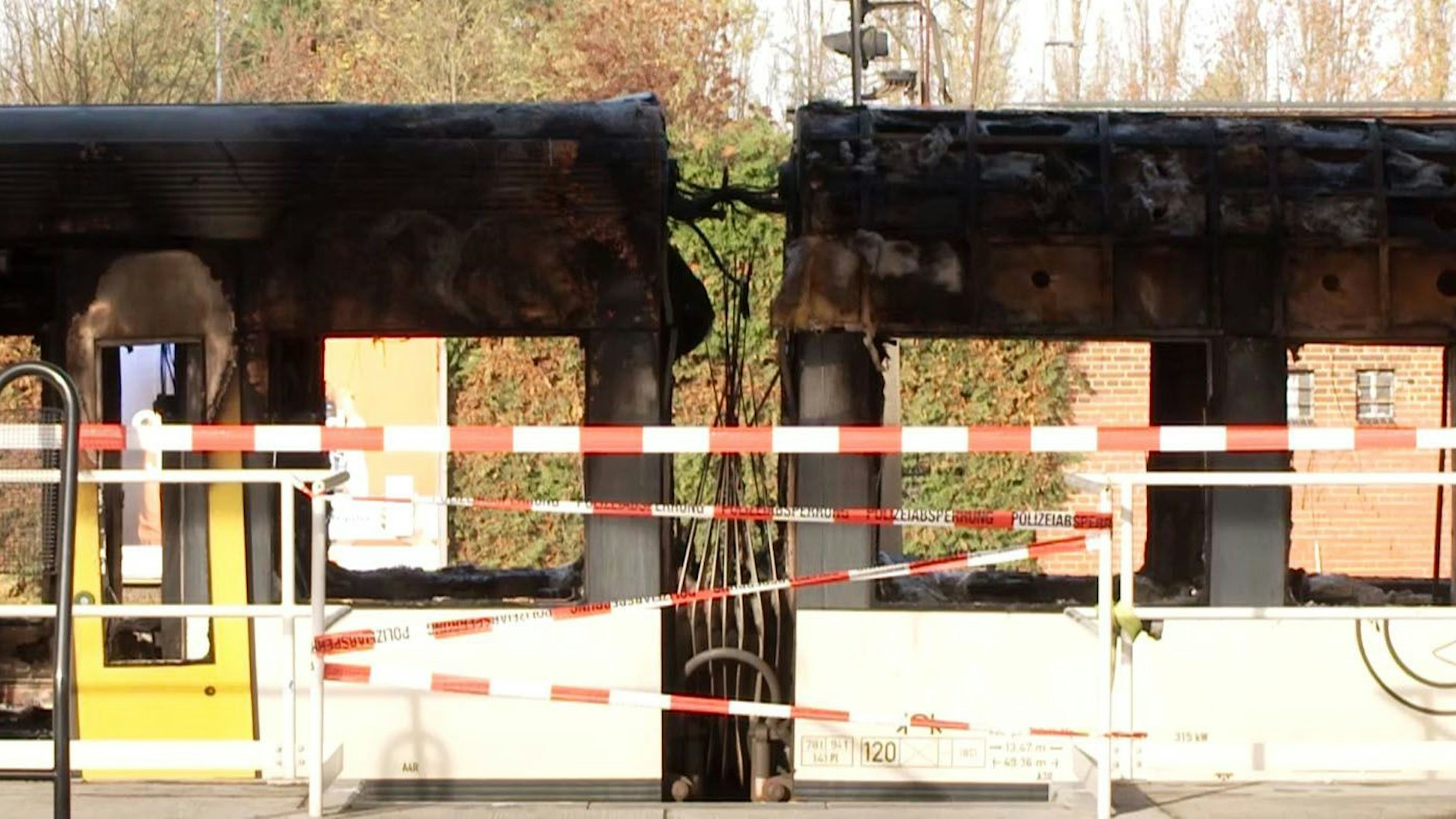 Das ausgebrannte Skelett des Zuges am S-Bahnhof Ahrensfelde.