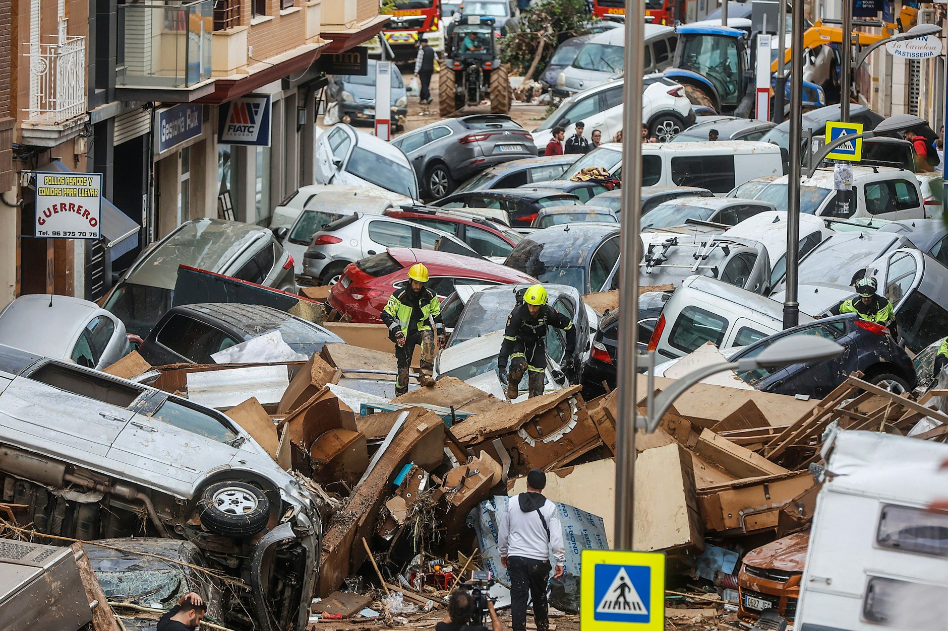 Vielerorts in den Katastrophengebieten in Spanien wurden Autos von den Fluten zusammengepresst, verkeilt und gestapelt. Wie hier in Sedavi in Valencia. Retter suchen nach Überlebenden in den Wracks.