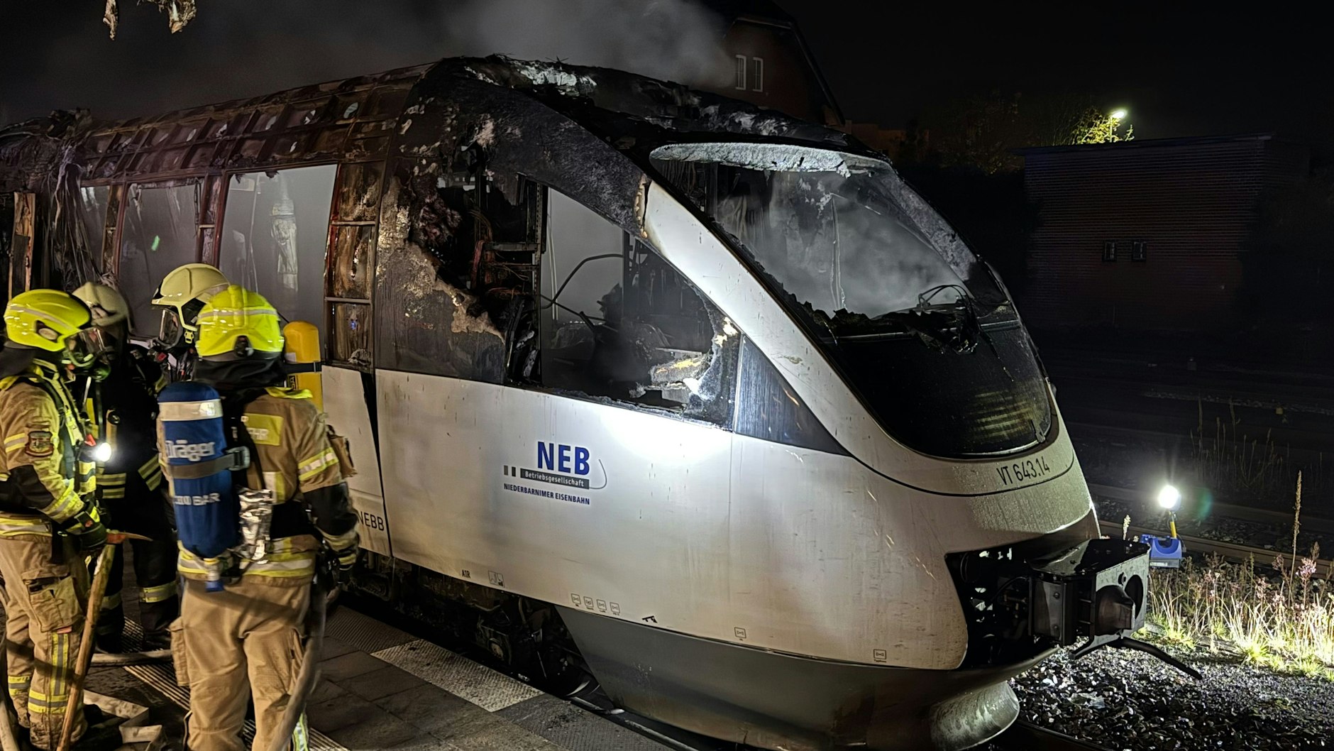 Ausgebrannter Triebwagen der Niederbarnimer Eisenbahn im Bahnhof Ahrensfelde.