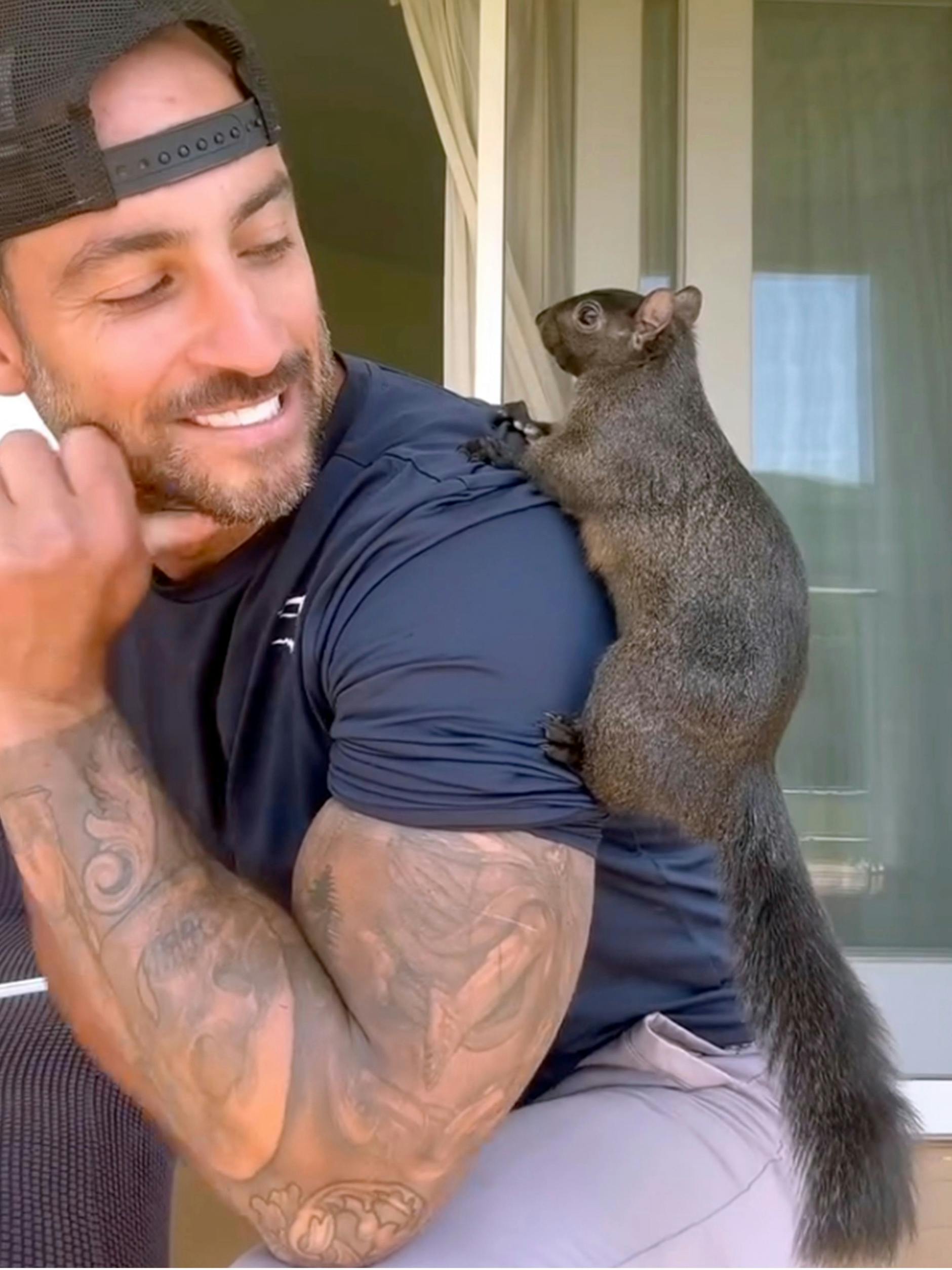 Mark Longo und Eichhörnchen Peanut