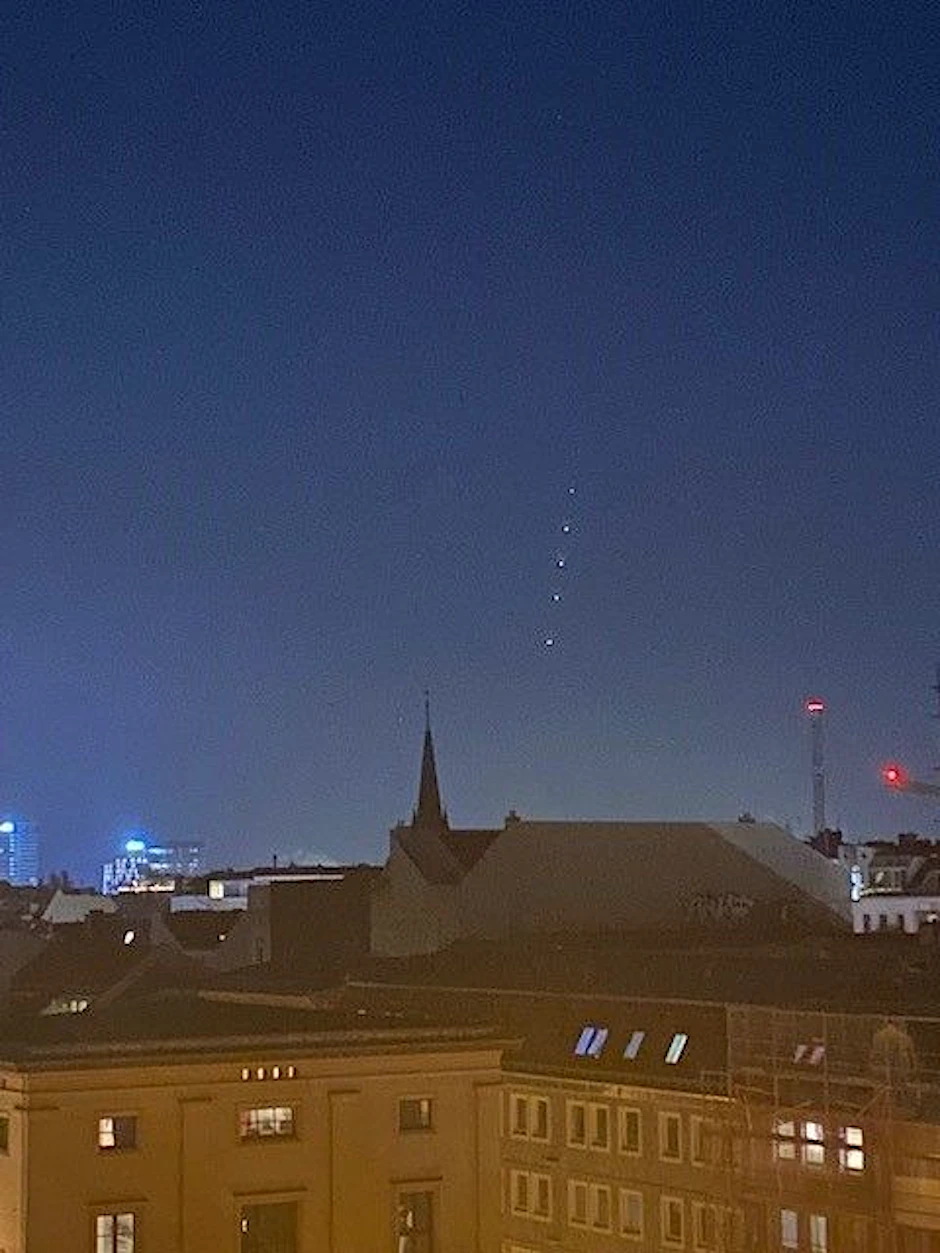 Starlink über Berlin.