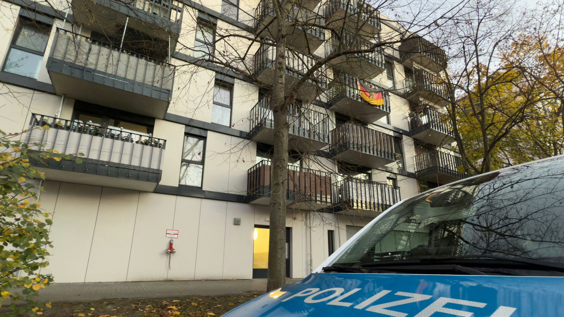 Ein Polizeiwagen steht vor einem Mehrfamilienhaus im Stadtteil Marzahn. Hier wurden eine Mutter und ihre beiden Töchter getötet.