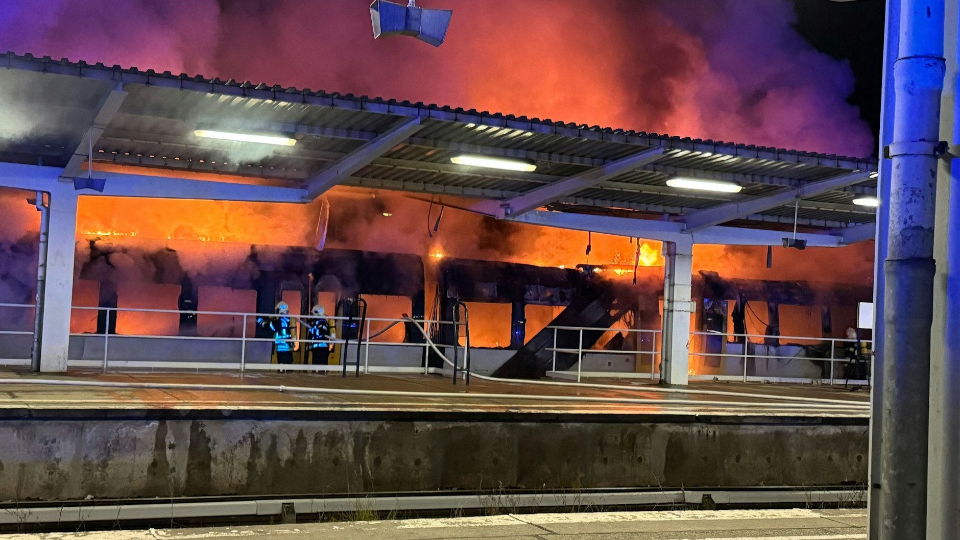 Erst nach Mitternacht konnte der Zug am S-Bahnhof Ahrensfelde gelöscht werden.