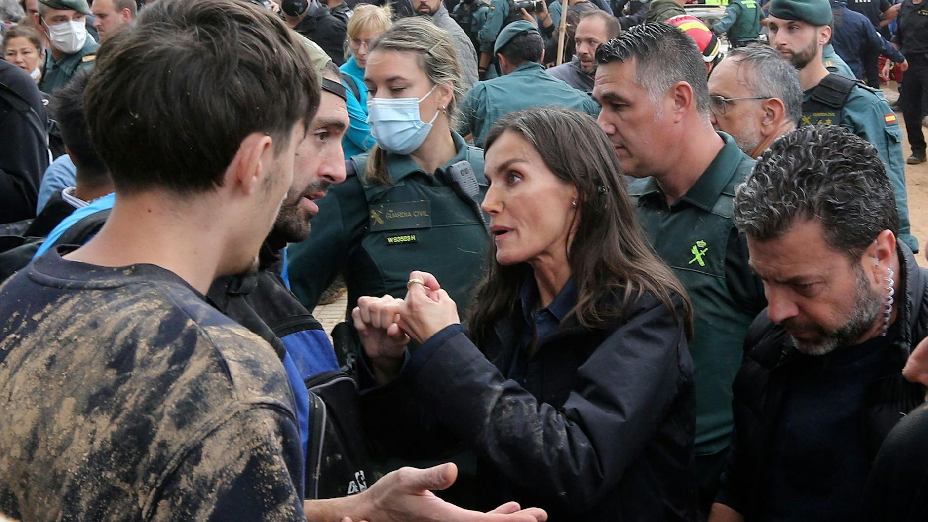 Königin Letizia sucht trotz der Schlamm-Attacken das Gespräch mit Betroffenen.