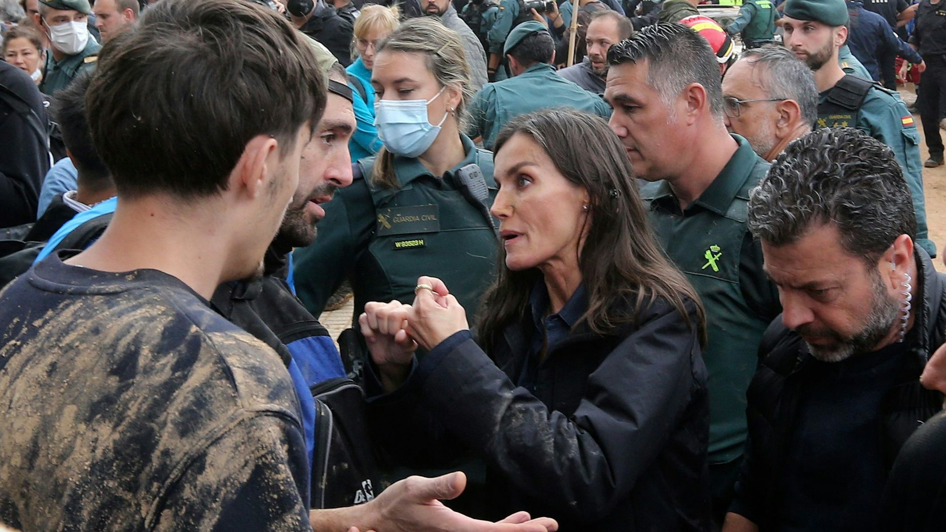 Königin Letizia sucht trotz der Schlamm-Attacken das Gespräch mit Betroffenen.