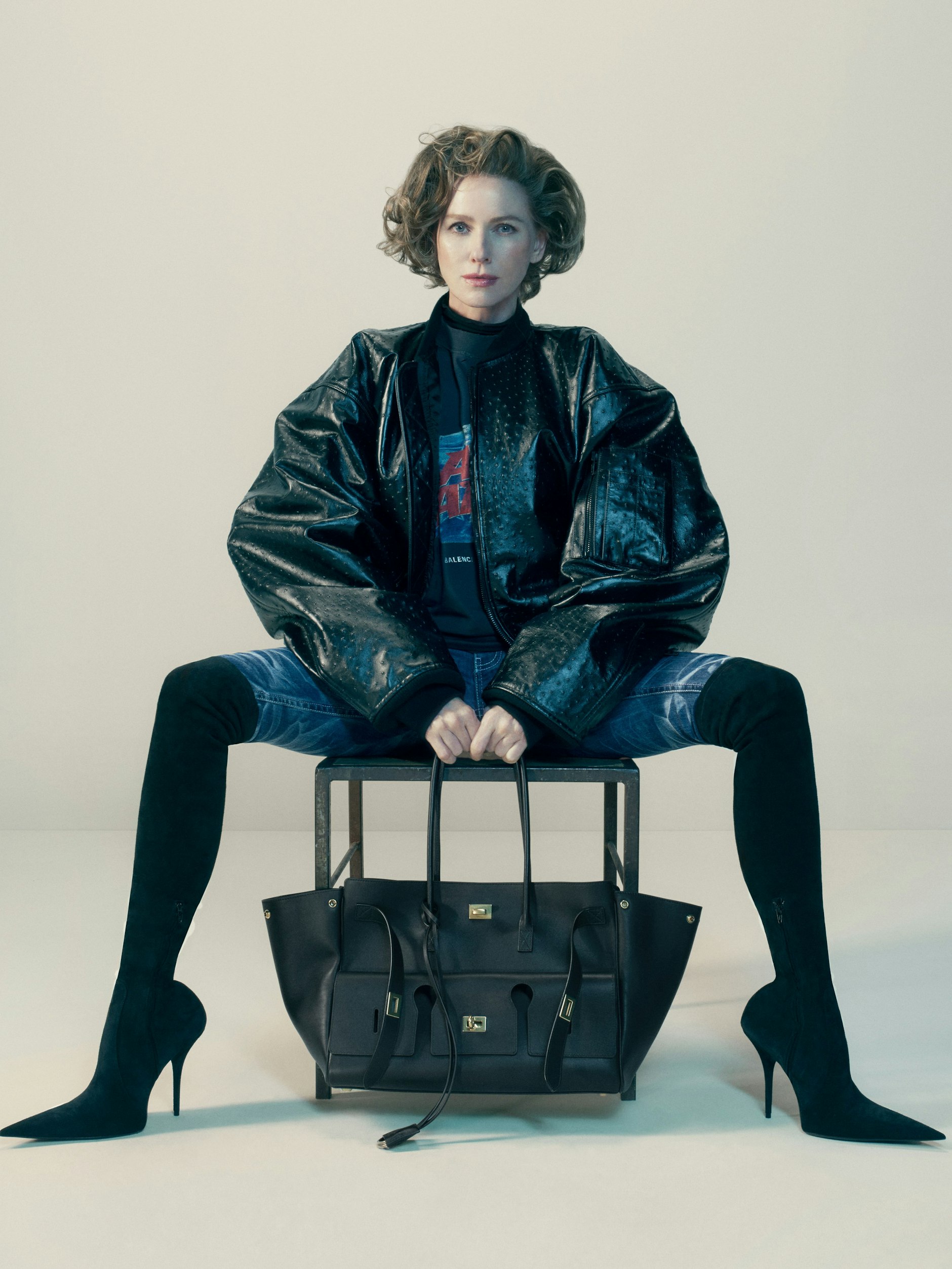 In Balenciaga-Kampagnen geben sich berühmte Diven die Klinke in die Hand. Kürzlich posierte die 56-jährige Naomi Watts mit der „Bel Air“-Tasche vor der Kamera von Nadav Kander.