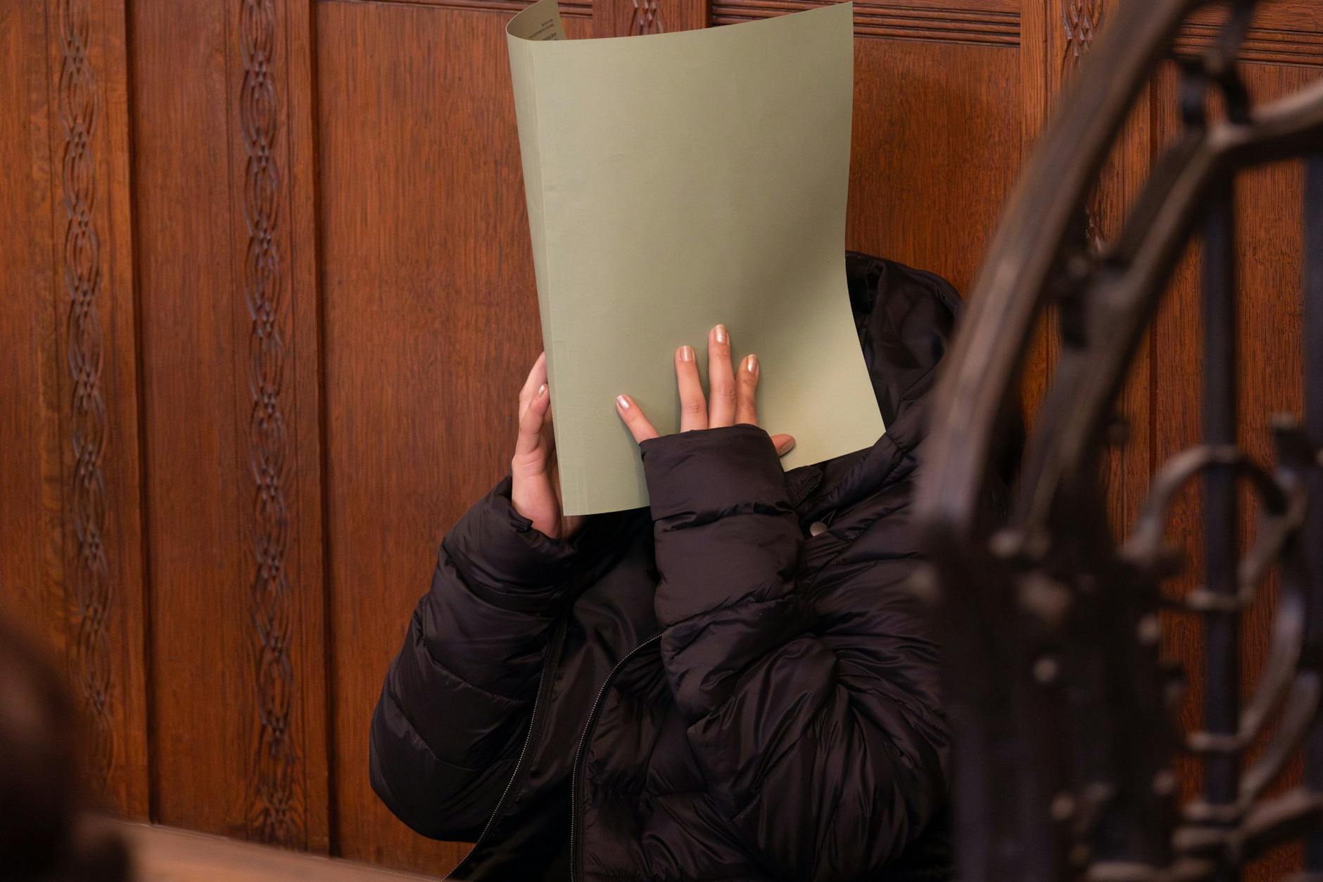 Nikola K. soll ihre kleine Tochter im Juni dieses Jahres in eine Katzenbox gesperrt und aus dem Fenster geworfen haben.