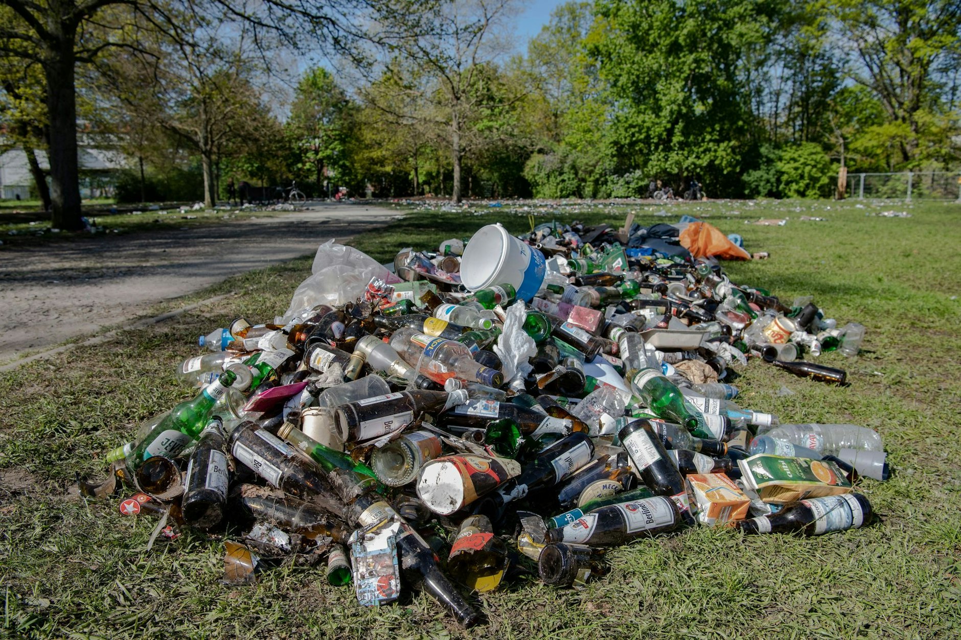 Müll- statt Grünfläche: Der Treptower Park nach einem „Feier“-Tag.