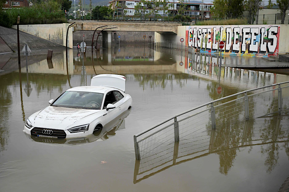 Ein überschwemmtes Auto in einem Vorort von Barcelona
