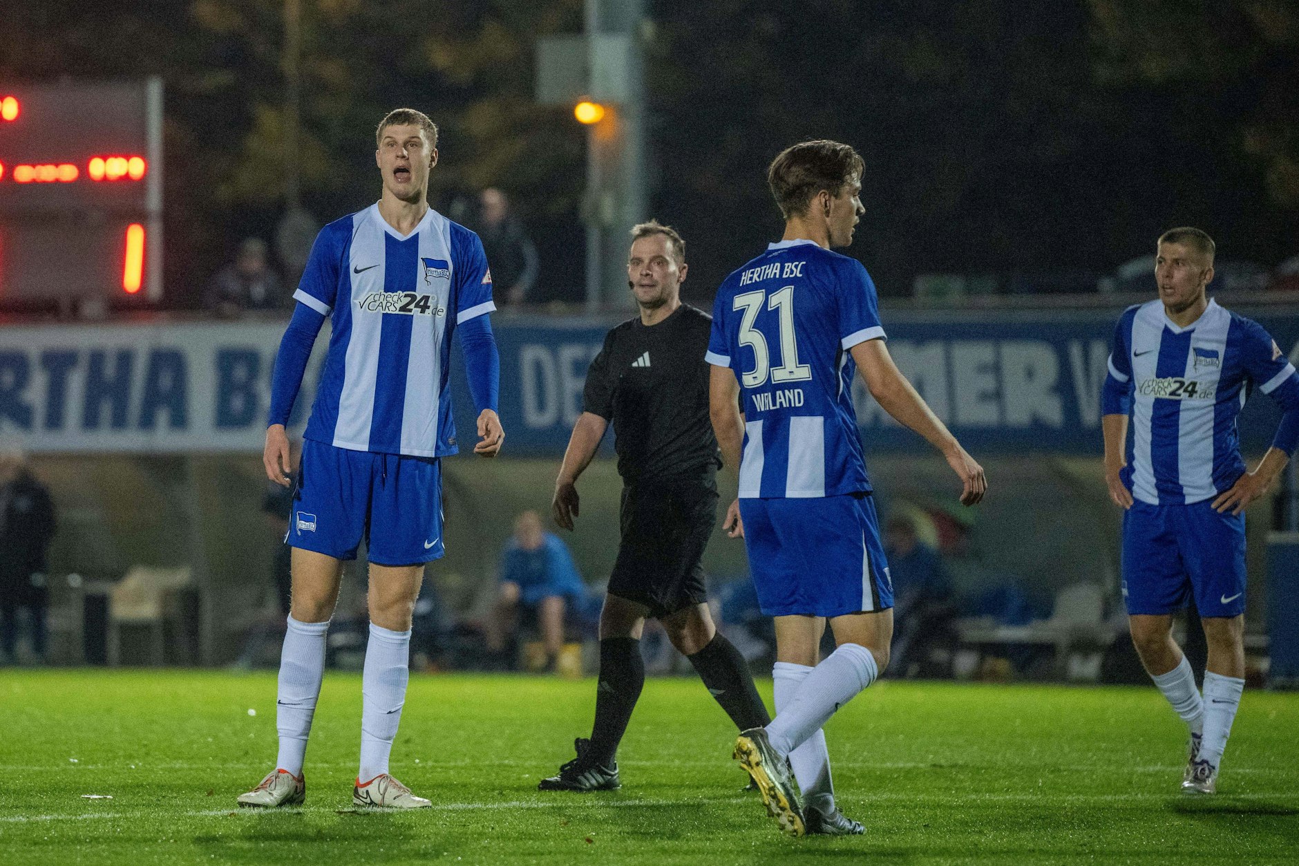Die U23-Spieler Peter Matiebel (l.) und Sebastian Weiland (M.) stehen wegen der Verletzungsnot bei Hertha BSC vor ihrem Profi-Debüt.