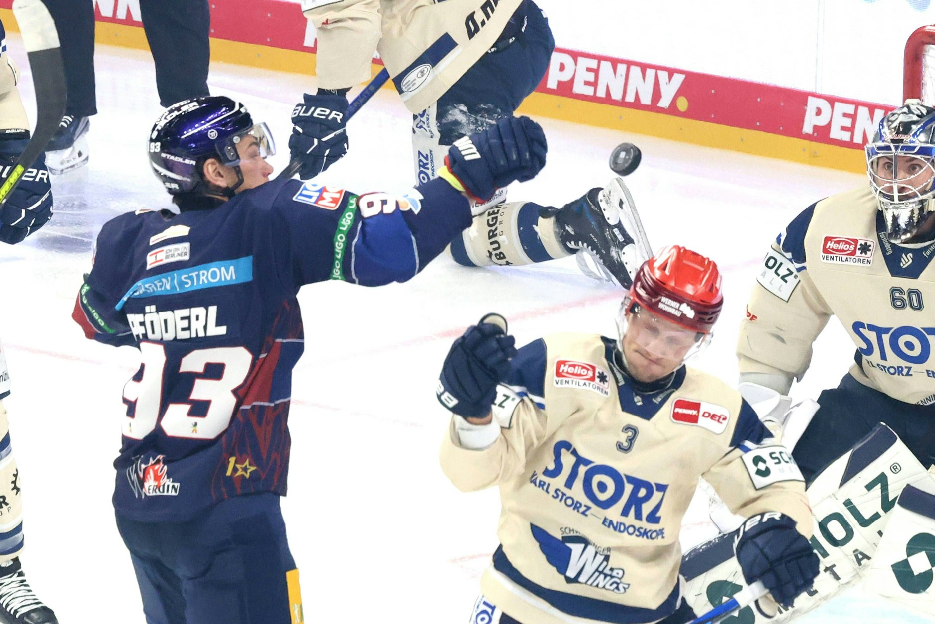 Egal, was Eisbären-Stürmer Leo Pföderl gegen die Schwenninger Wild Wings auch versucht – nichts funktioniert wirklich.