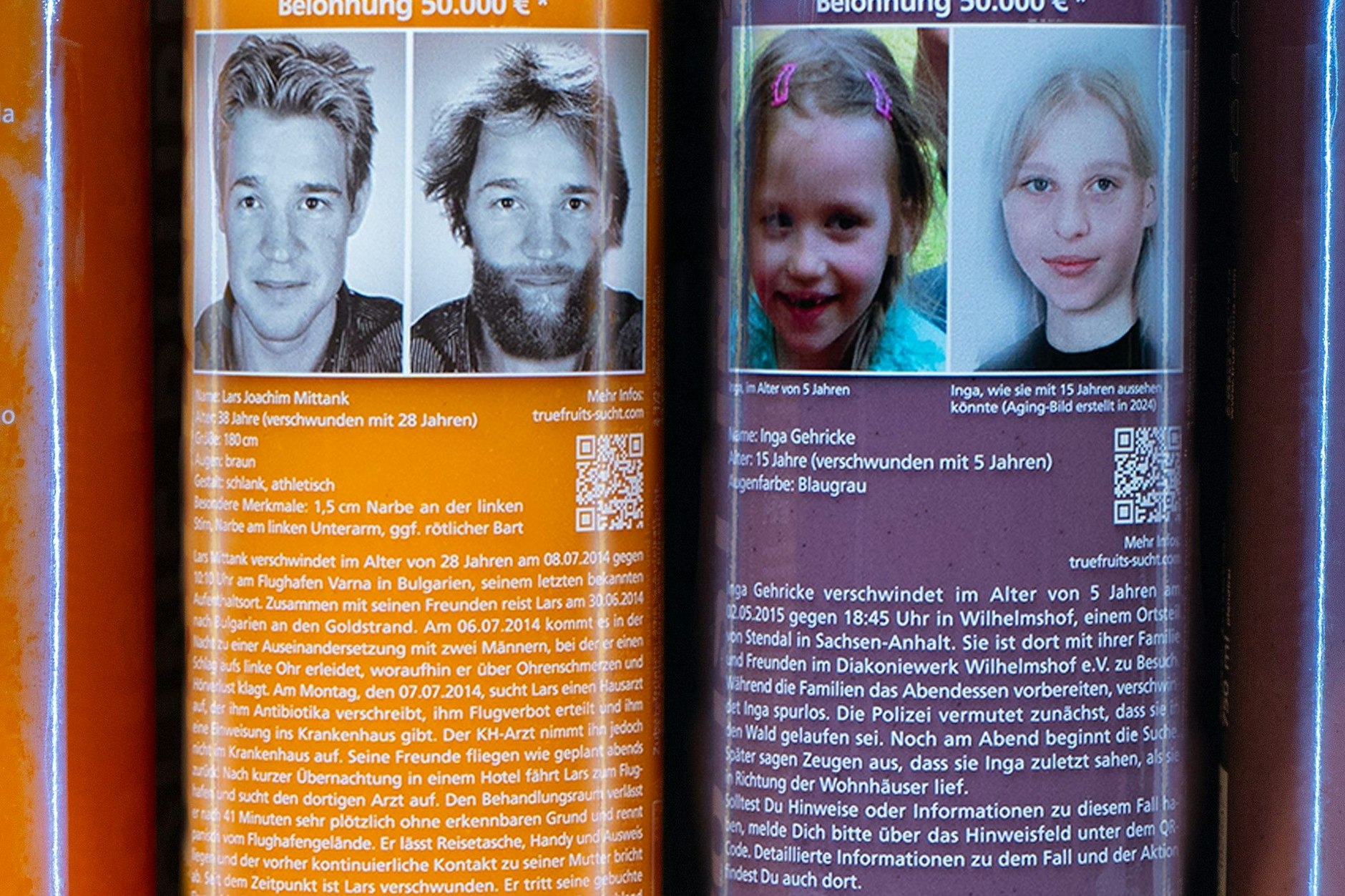 Das Bild der seit neuneinhalb Jahren vermissten Inga auf der Flasche des Smoothie-Herstellers true fruits (rechts). Das Foto zeigt die damals Fünfjährige, daneben ein Bild mit einer künstlich gealterten Inga, die heute 15 Jahre alt wäre. Auch in einem weiteren Vermisstenfall soll diese Form der Suche neue Hinweise bringen.