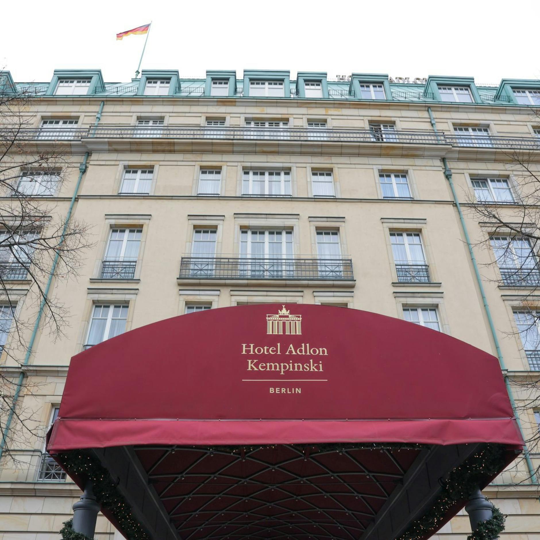 Image - Hotel Adlon in Berlin: Letzte Generation kippt Farbe in den Elefantenbrunnen im Foyer