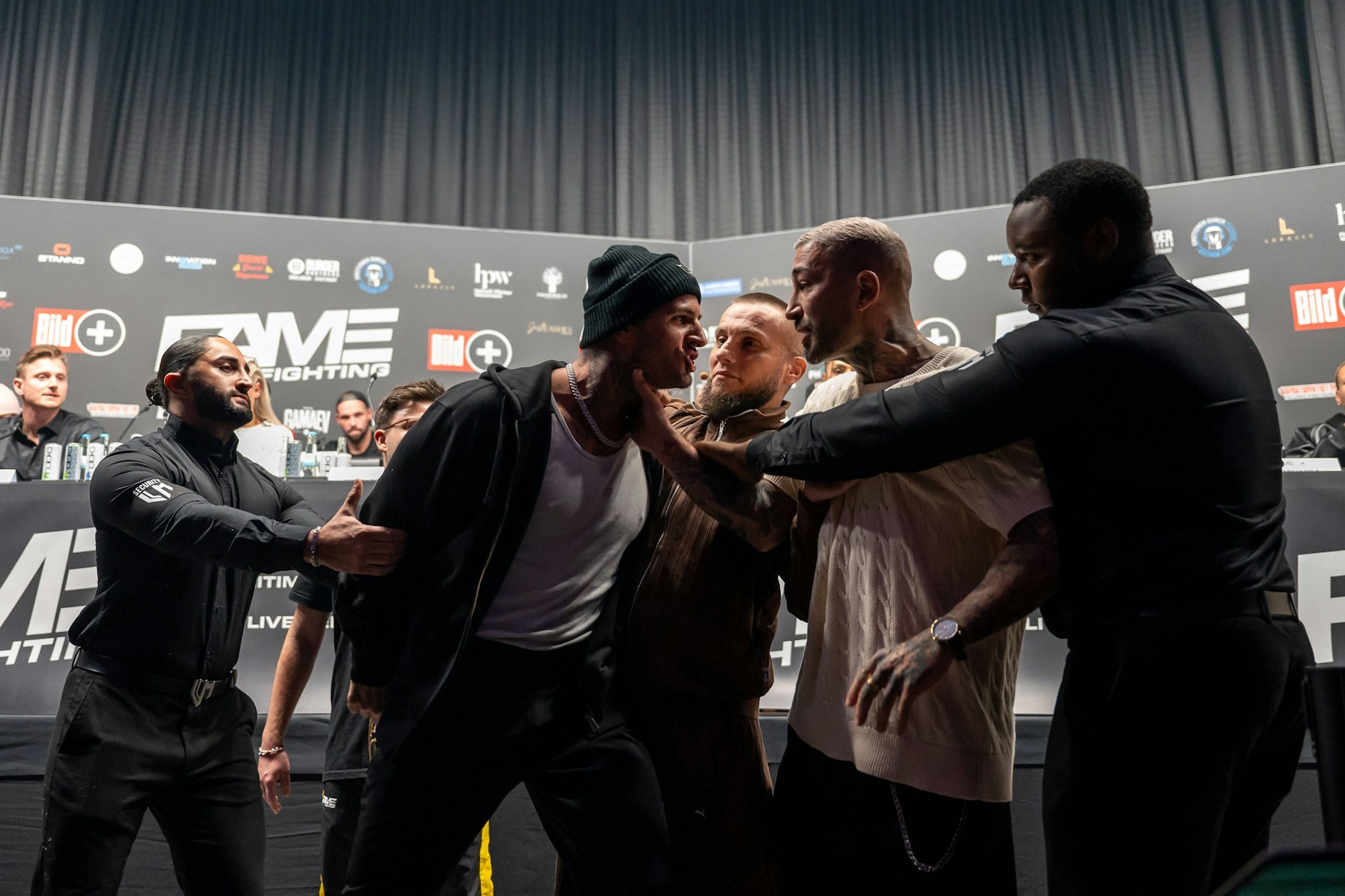 Bobby Chamberz packt Diogo Sangre beim Fame Fighting-Face off an den Hals.