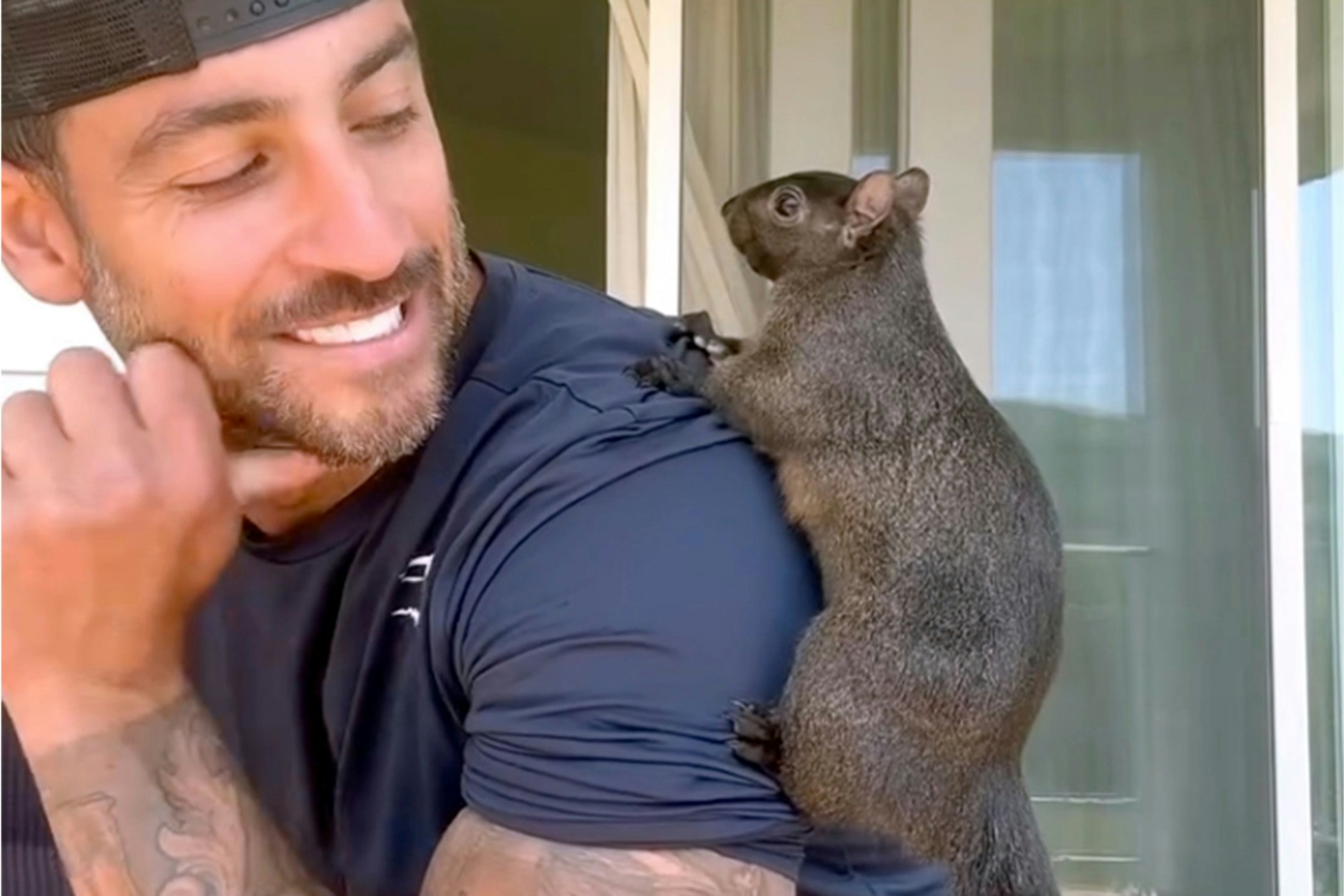 Peanut, hier mit seinem Besitzer Mark Longo, wurde bei einer Razzia aus seinem Haus geholt – und anschließend getötet.