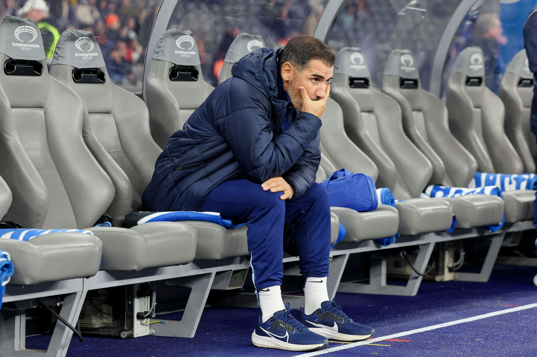 Die Sorgen werden größer: Hertha-Trainer Cristian Fiel (44) muss in dieser Saison bisher auf verdammt viele Spieler verletzt verzichten.&nbsp;