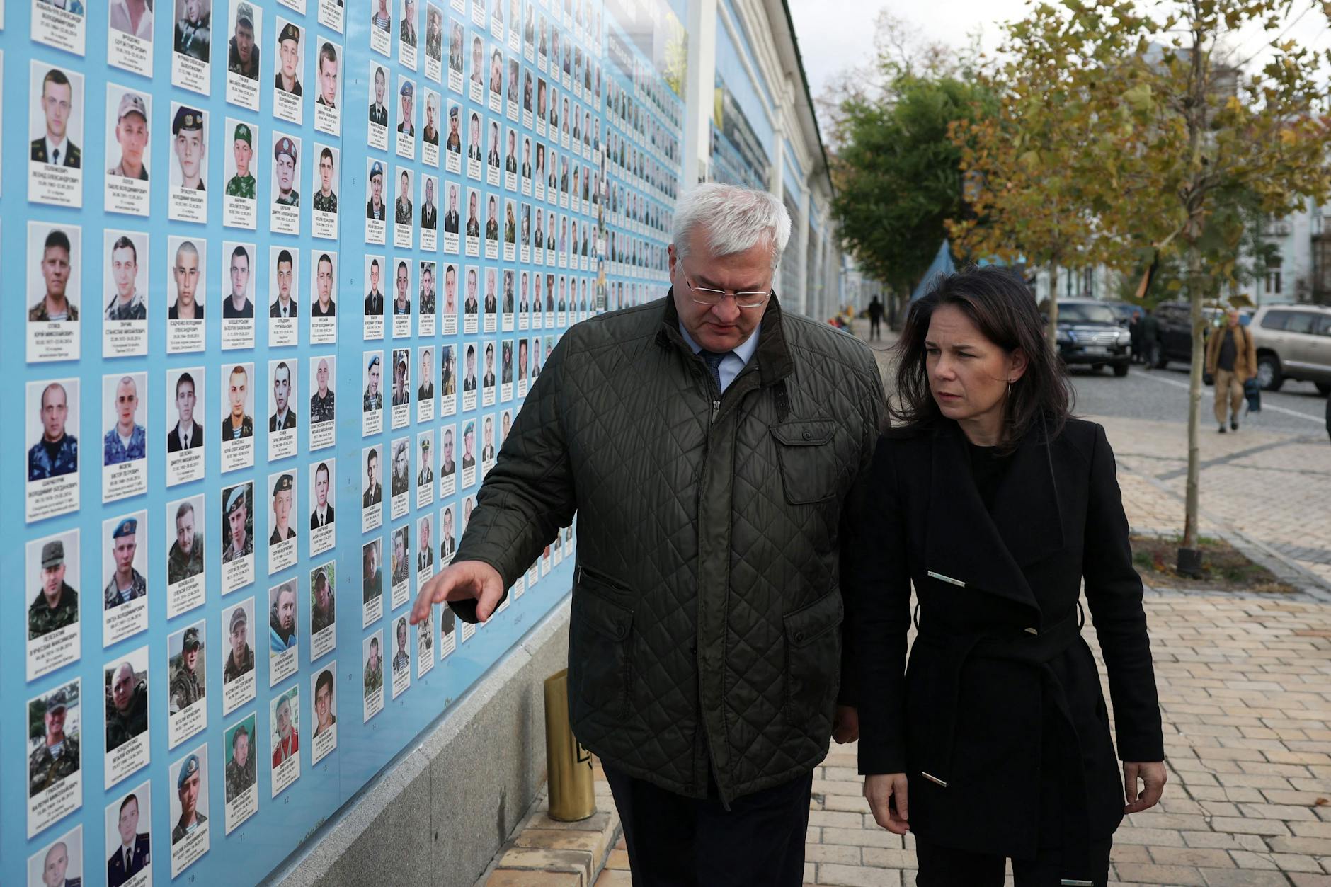Annalena Baerbock und der ukrainische Außenminister Andrij Sybiha stehen in Kiew an der Mauer des Gedenkens für die im Krieg gefallenen ukrainischen Soldaten.