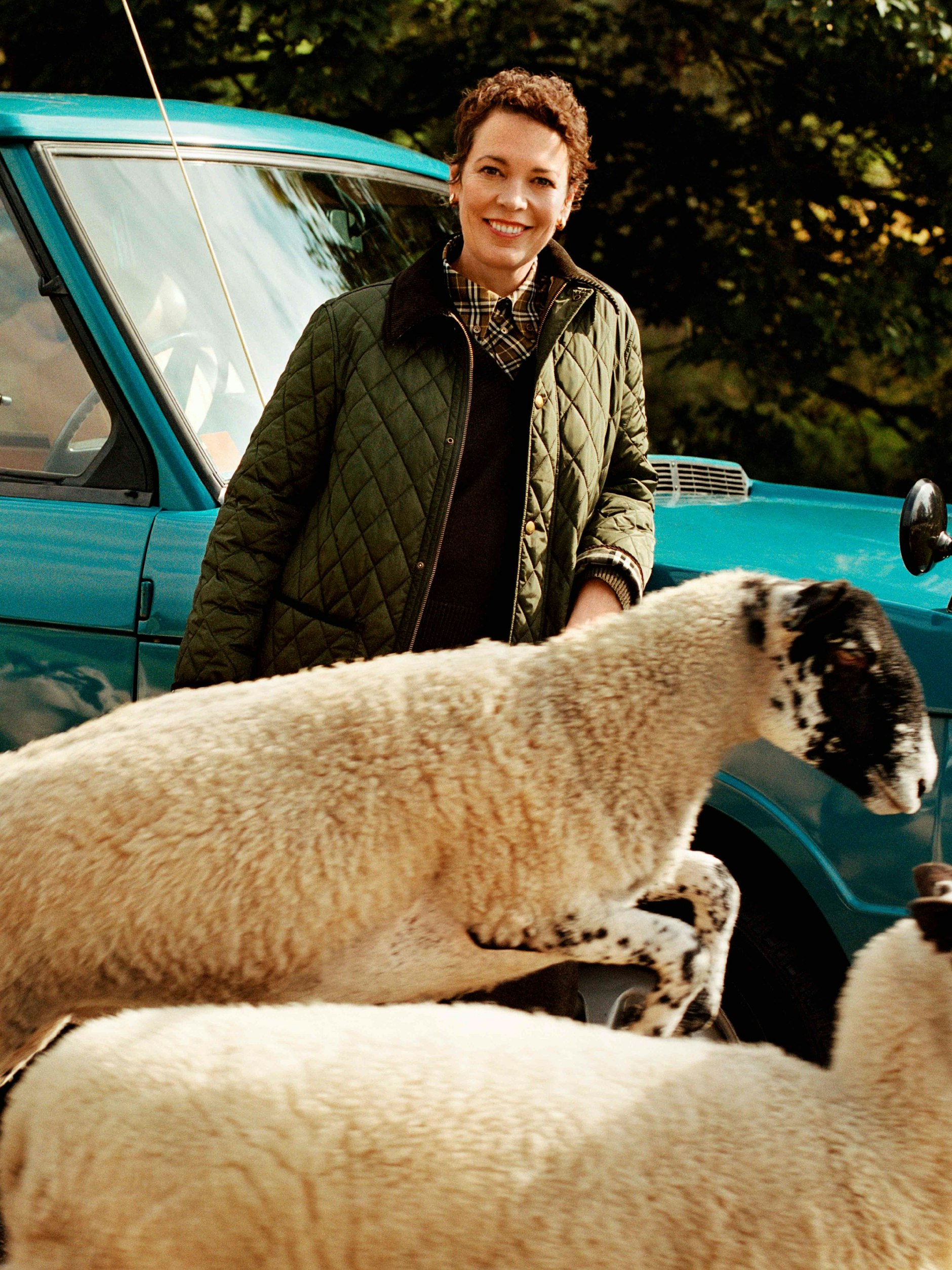 Die britische Schauspielerin Olivia Colman modelte im Alter von 50 Jahren für die aktuelle Burberry-Kampagne. Mit dabei: ein paar Schafe.