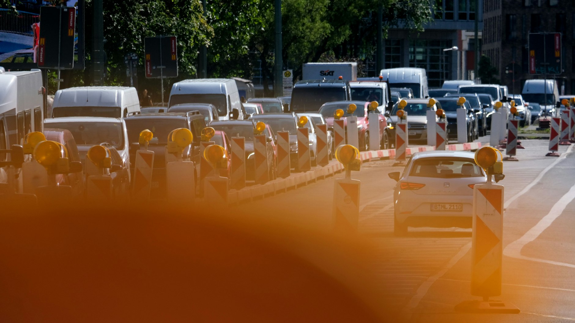 Für Berlins Autofahrer gibt es auf den Straßen der Hauptstadt täglich neue Baustellen zu entdecken.