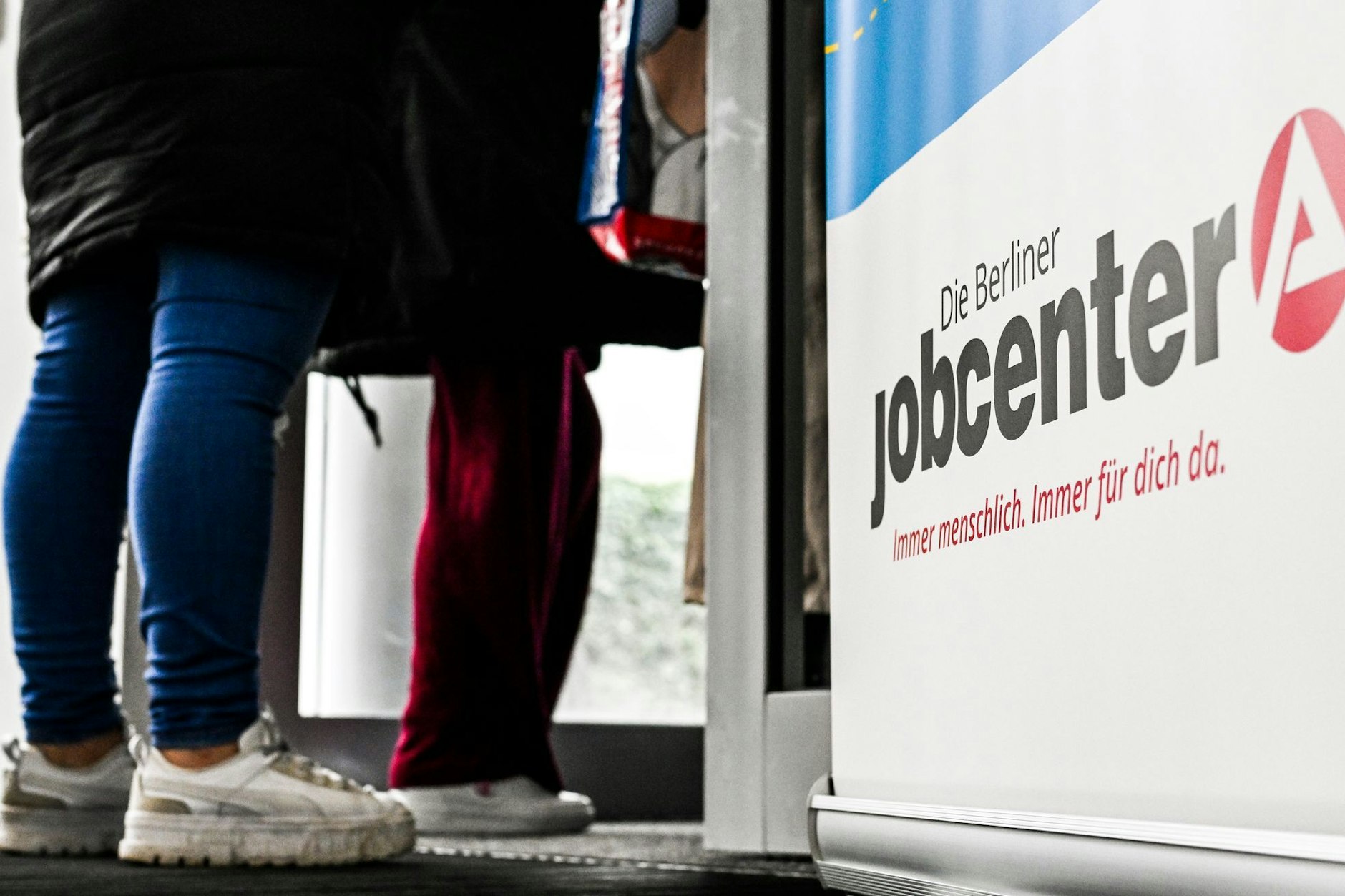 Der Eingang zum Jobcenter Tempelhof-Schöneberg. Werden Flüchtlingen bald Zwangsjobs aufgedrückt?