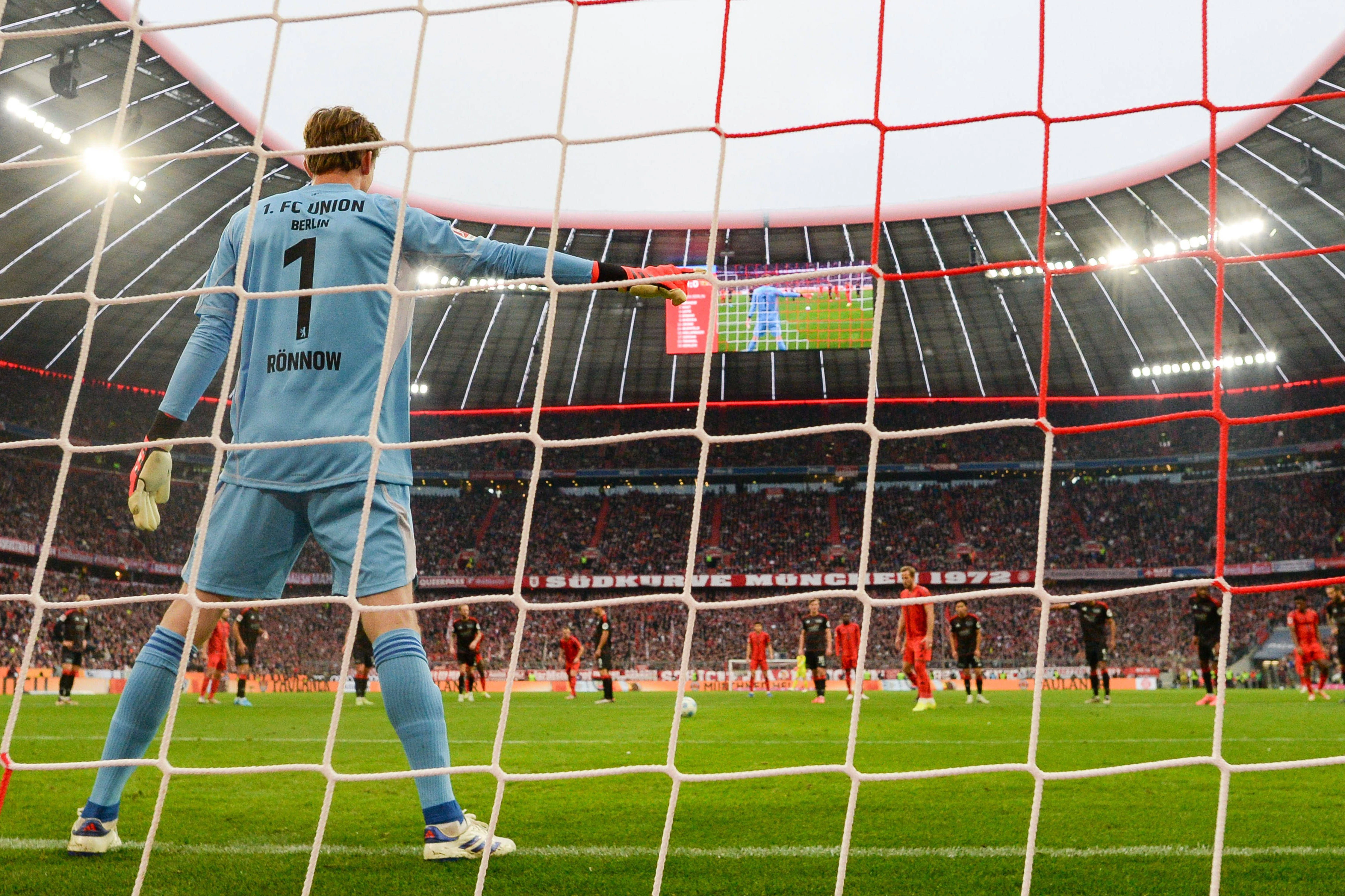 Frederik Rönnow (32), Torhüter des 1. FC Union, probierte Bayern-Stürmer Harry Kane (31) im Hinspiel vor dem Elfmeter zu verunsichern.