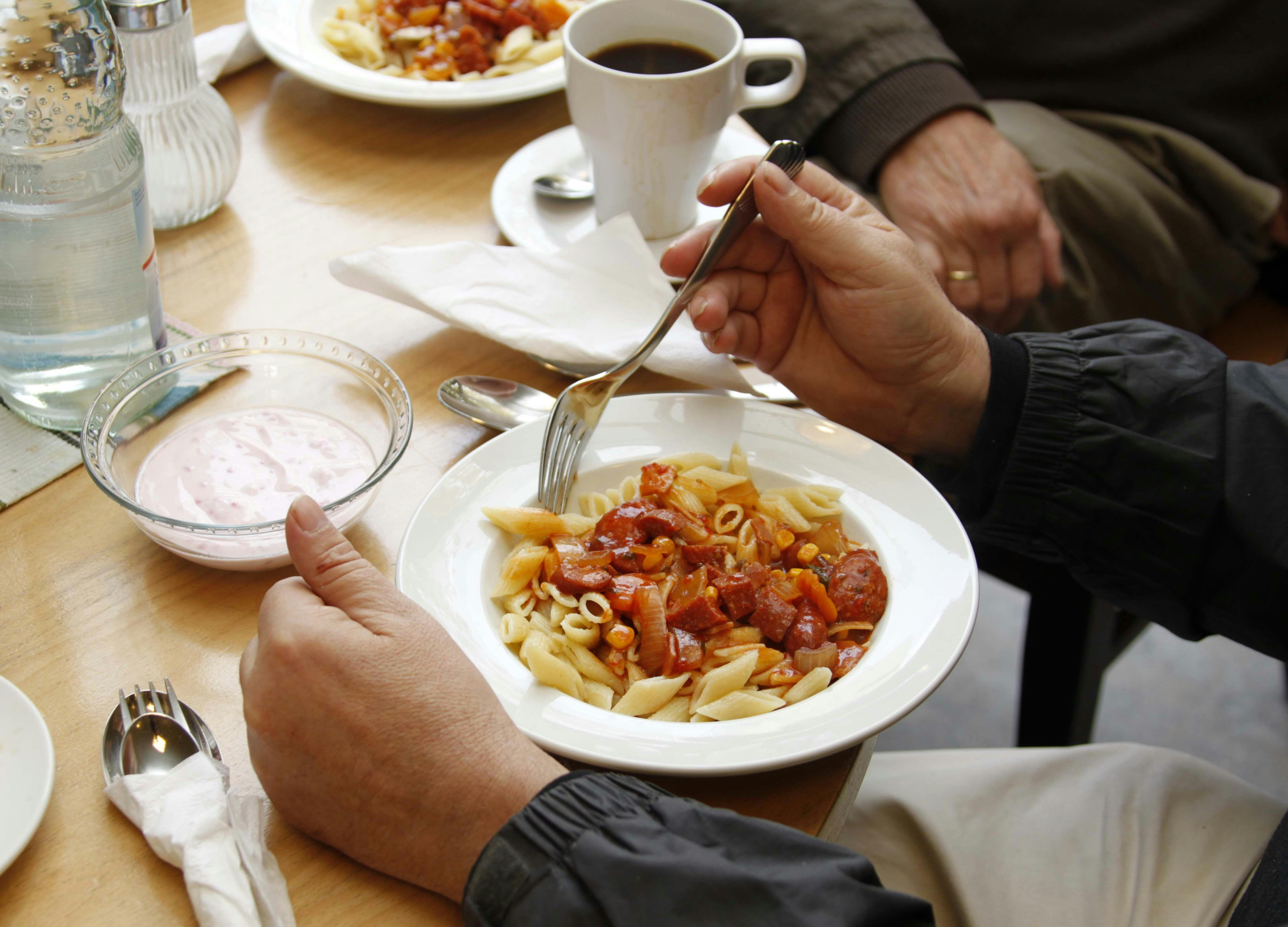 Omas Rezept für Würstchengulasch: So schmeckt er wie in der Kindheit!