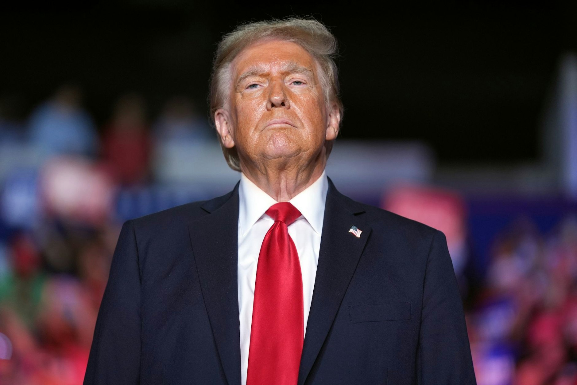 Der republikanische Präsidentschaftskandidat und ehemalige US-Präsident Donald Trump kommt zu einer Wahlkampfveranstaltung im First Horizon Coliseum.