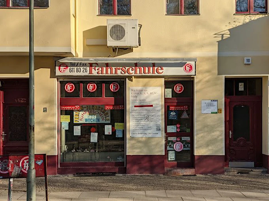 Der Berliner Fahrschule droht wegen Pollern das Aus.