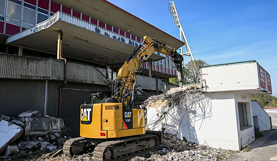 Gerichtlich gestoppt: Bagger beim Abriss des Jahnstadions