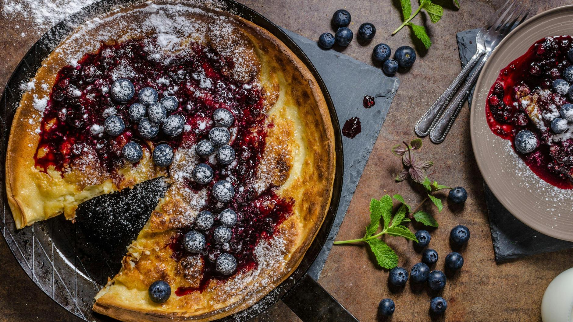 Das Rezept für Pfannkuchen aus dem Backofen kann man beliebig variieren, zum Beispiel mit Beeren als Topping.