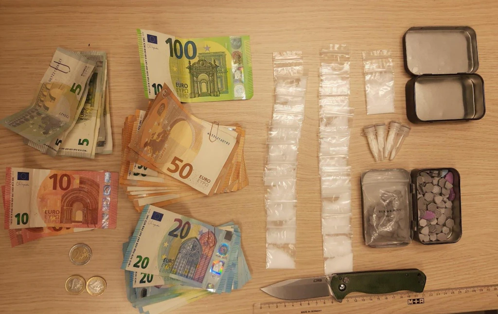 Bahnhof Ostkreuz: Mann hat Messer, Drogen und viel Bargeld dabei – Festnahme